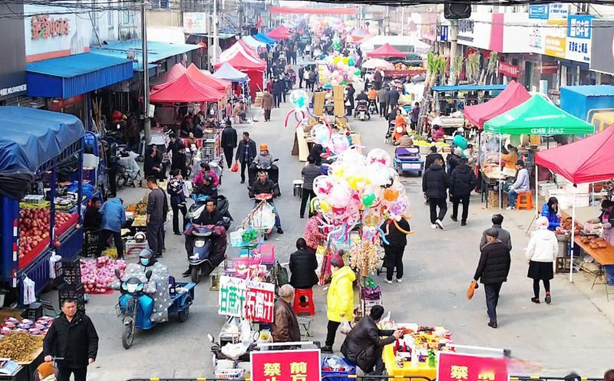 【图说江都 | 集场"烟火气"】3月1日,记者在丁伙镇锦西集场看到,一个