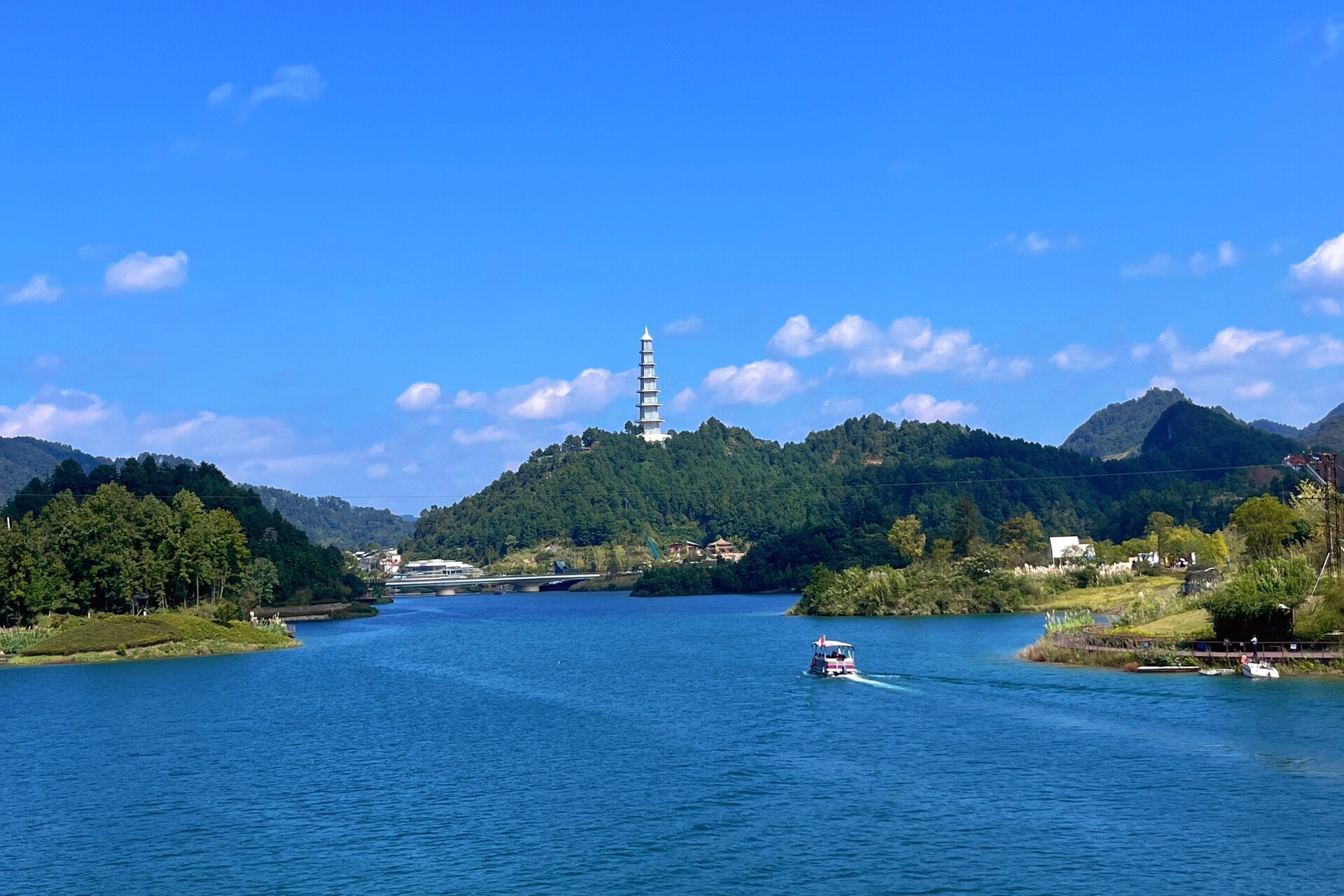 贵州都匀绿博园,天蓝水清,绝美小众景点  之前国庆去的都匀绿博园,真