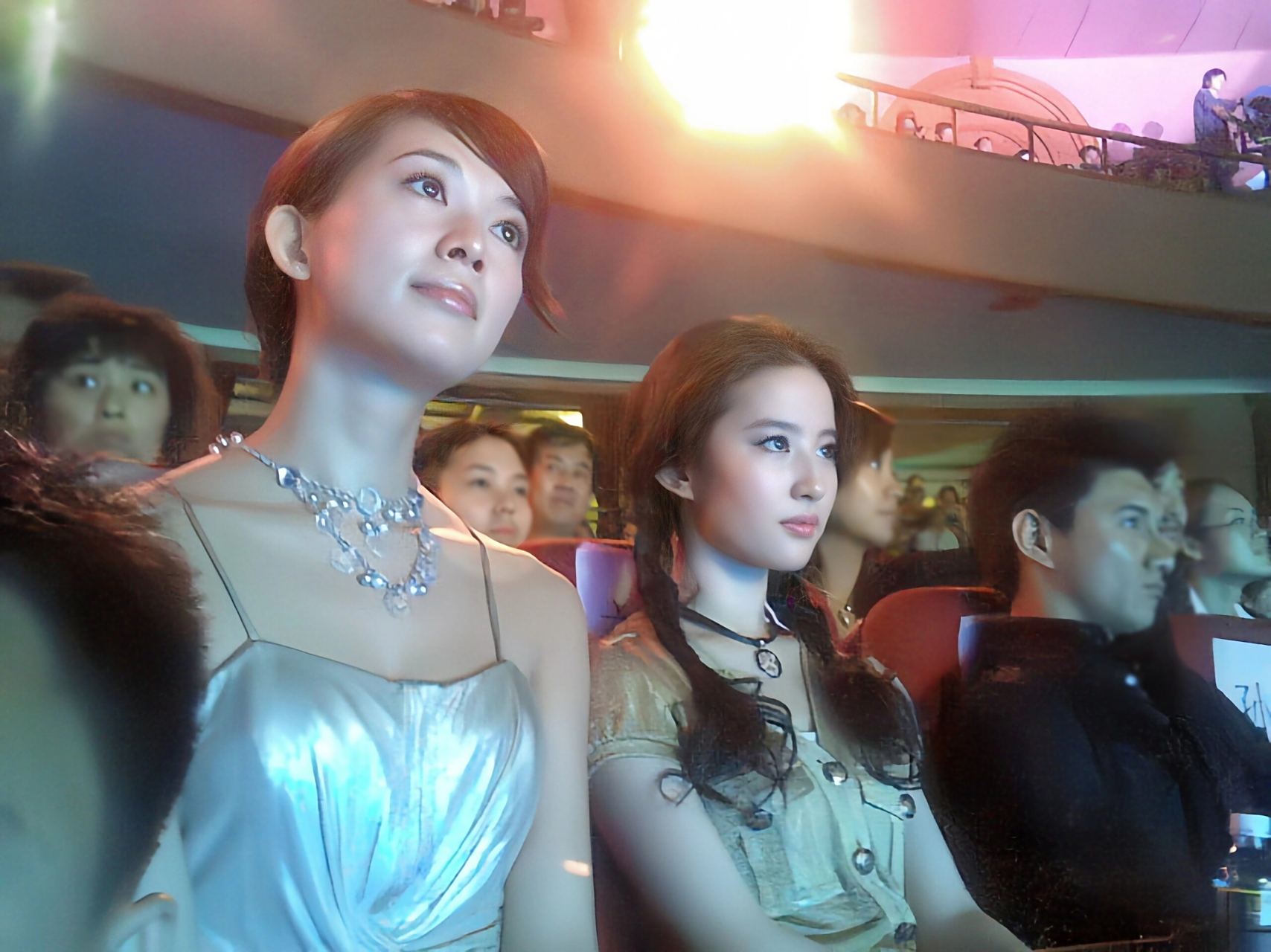 林志玲和刘亦菲的同框,突然觉得刘亦菲好瘦小了