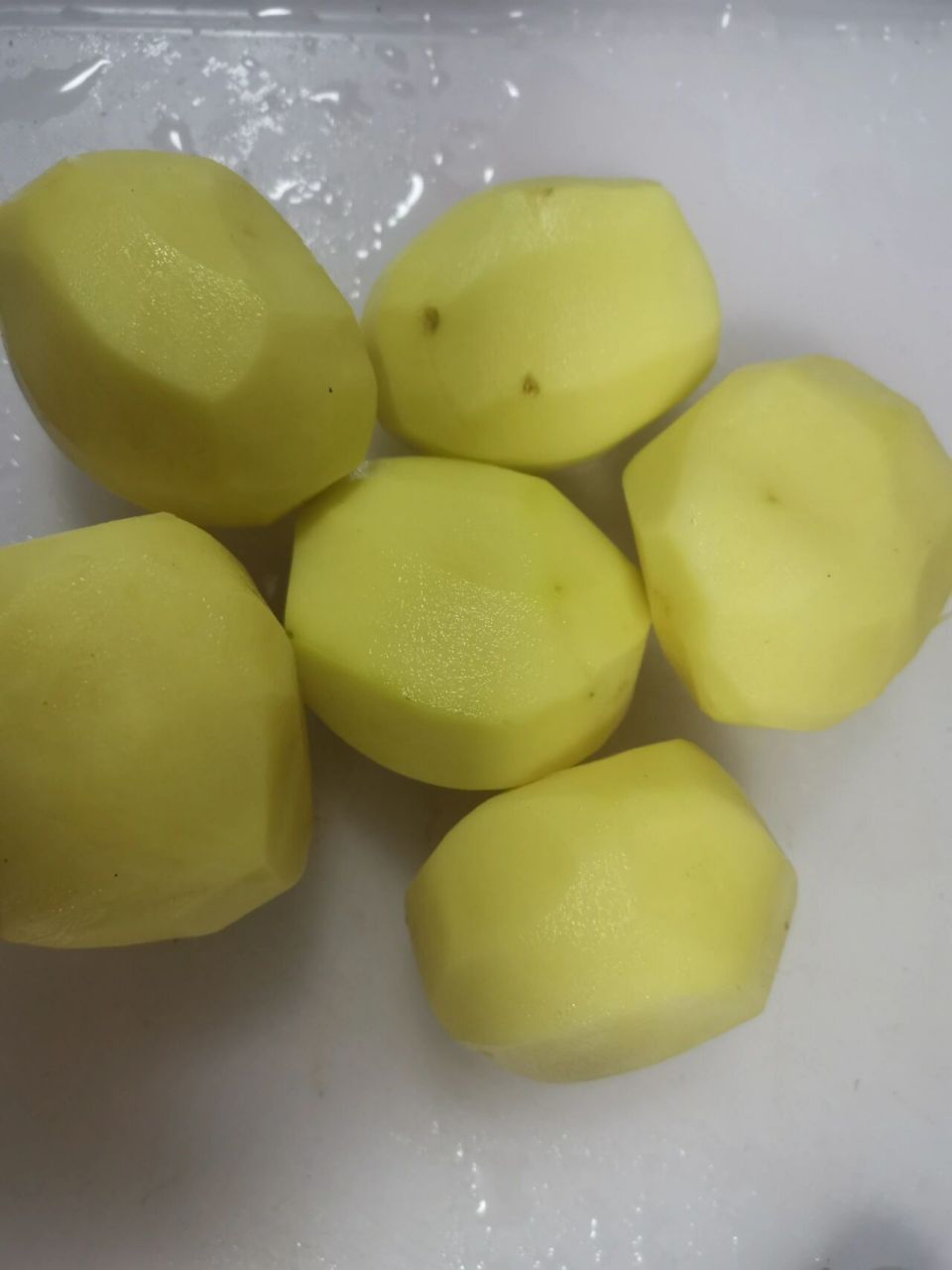 土豆变绿了,但没发芽还能吃吗?