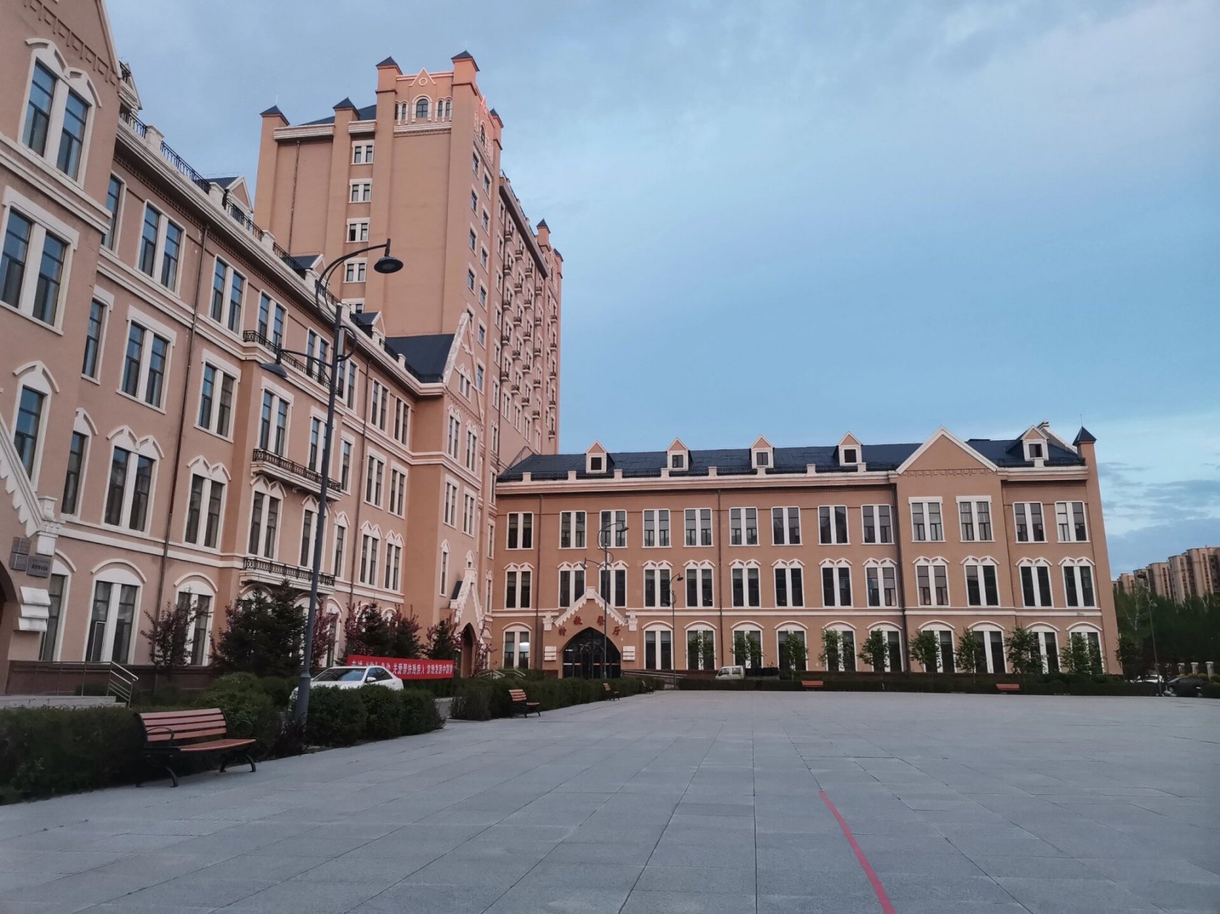 绥化学院 图一:特教楼 图二:秋天的滑冰场 图三:教学主楼 图四:月上