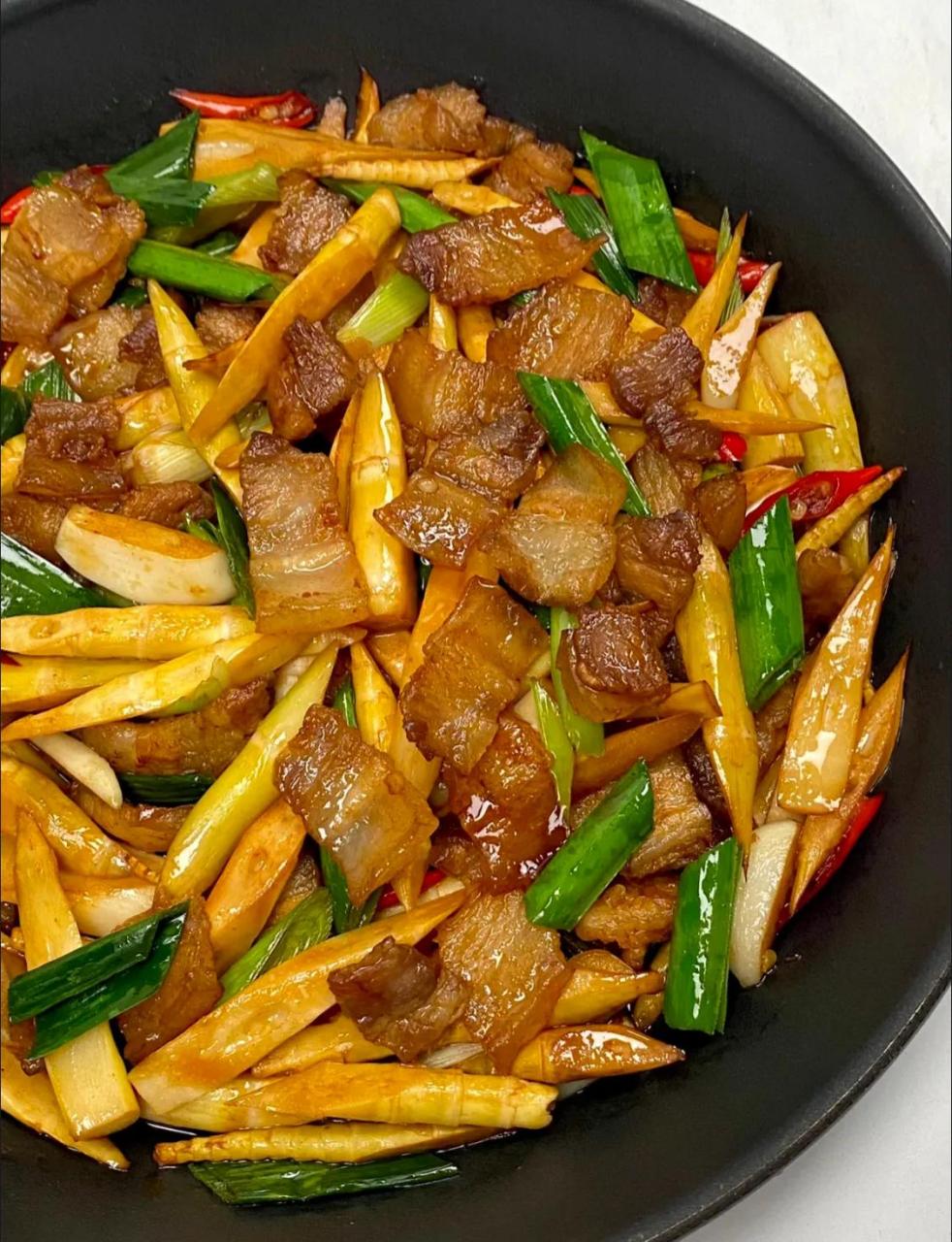 新出的雷笋,肥瘦相间的五花肉是绝佳搭档.