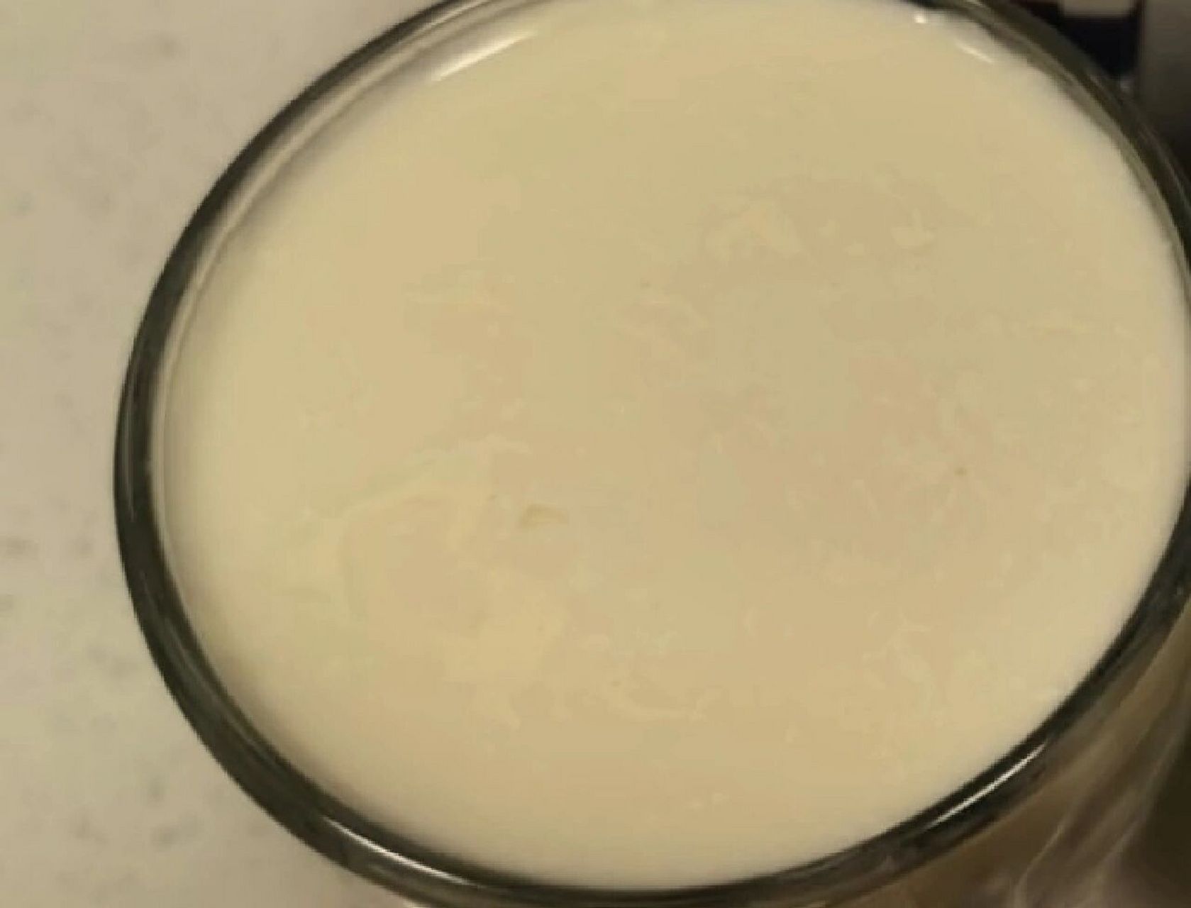 牛奶倒出来有白色絮状物咋回事?