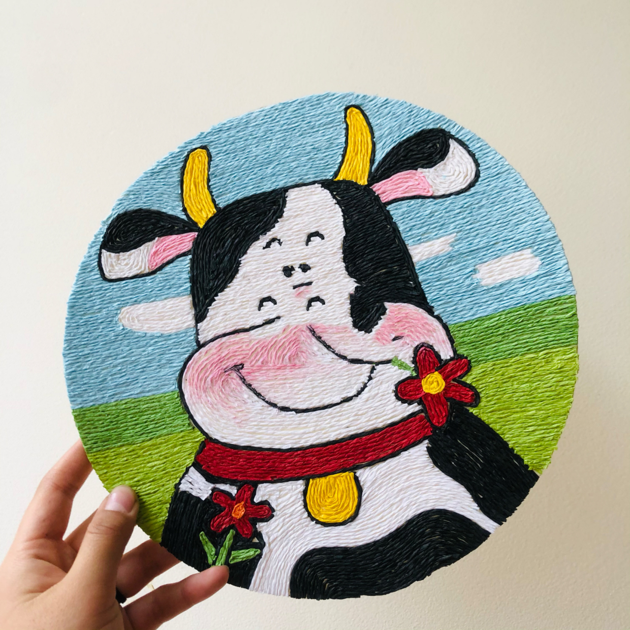 再用双面胶铺满整个画纸. 3.将纸绳沿稿线贴紧!一定要贴紧!