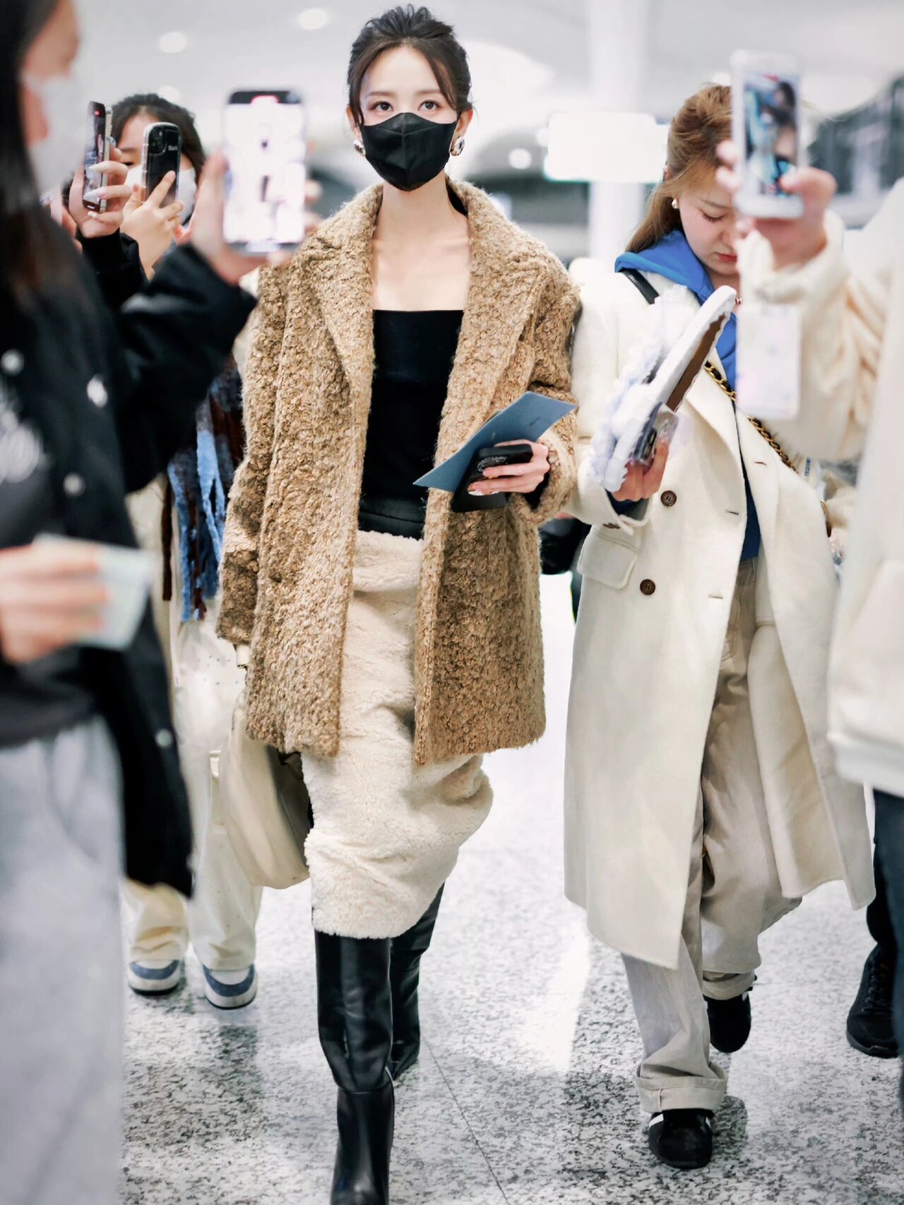 李一桐1209机场穿搭 针织上衣搭配皮草半裙和尖头靴 时髦贵气的冬日穿