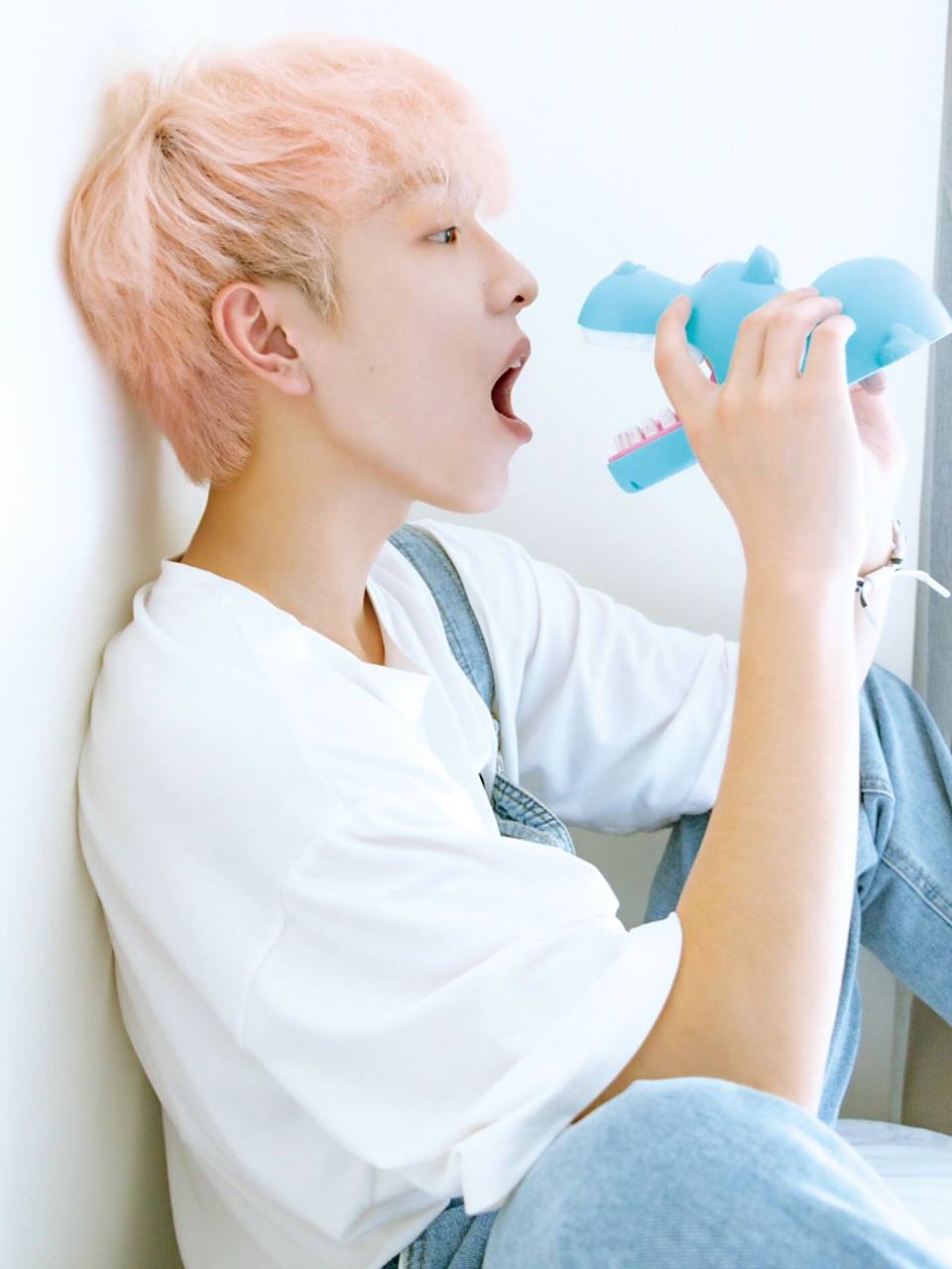 男生情绪摄影写真|背带裤少年感写真 时间过得还是蛮快的 照片是夏天
