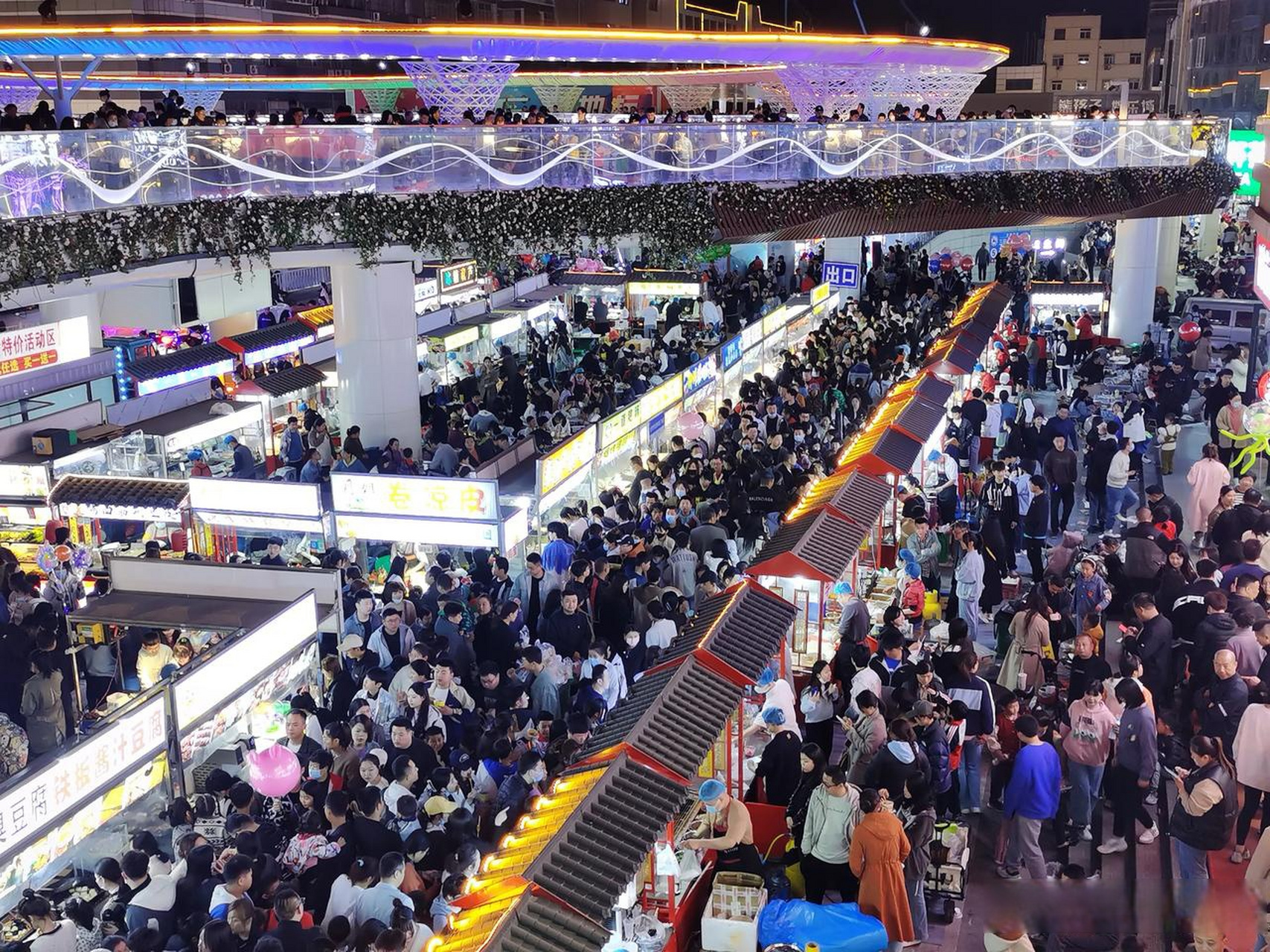 聊城头条聊城当红夜市,铁塔商场,铁塔天台已成为新晋打卡地!
