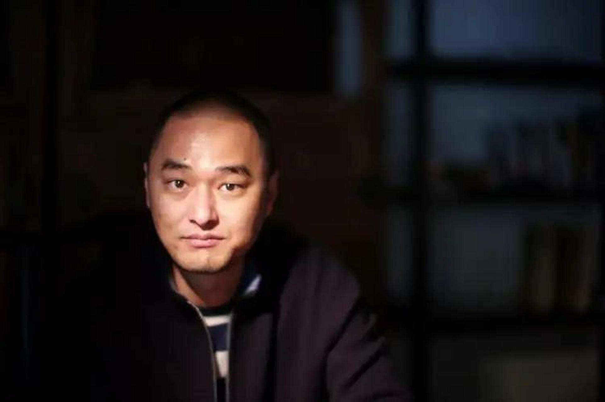 2007年,冯唐在后海闲逛时,意外发现一套老北京四合院.