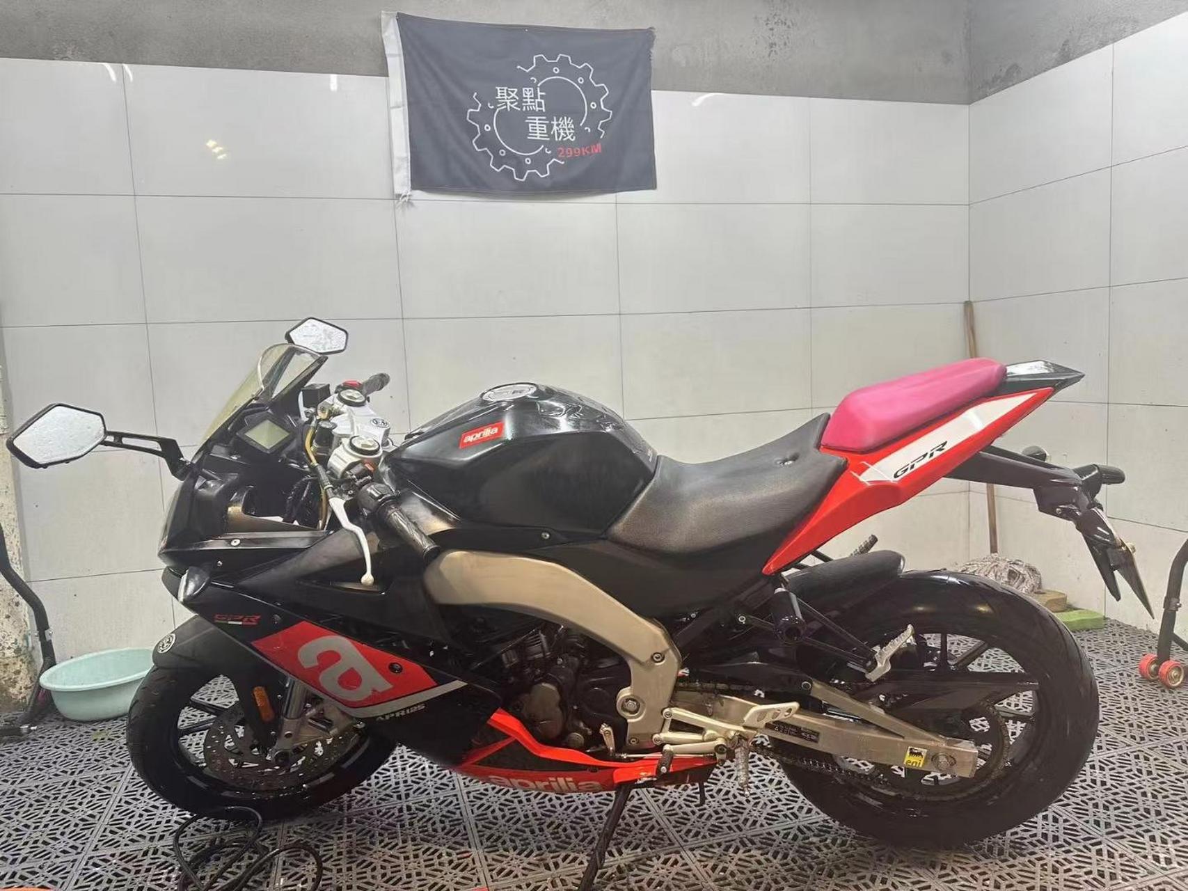 17年阿普利亚gpr125,手续齐全,一万公里,车况精品,成色小瑕疵,一口价