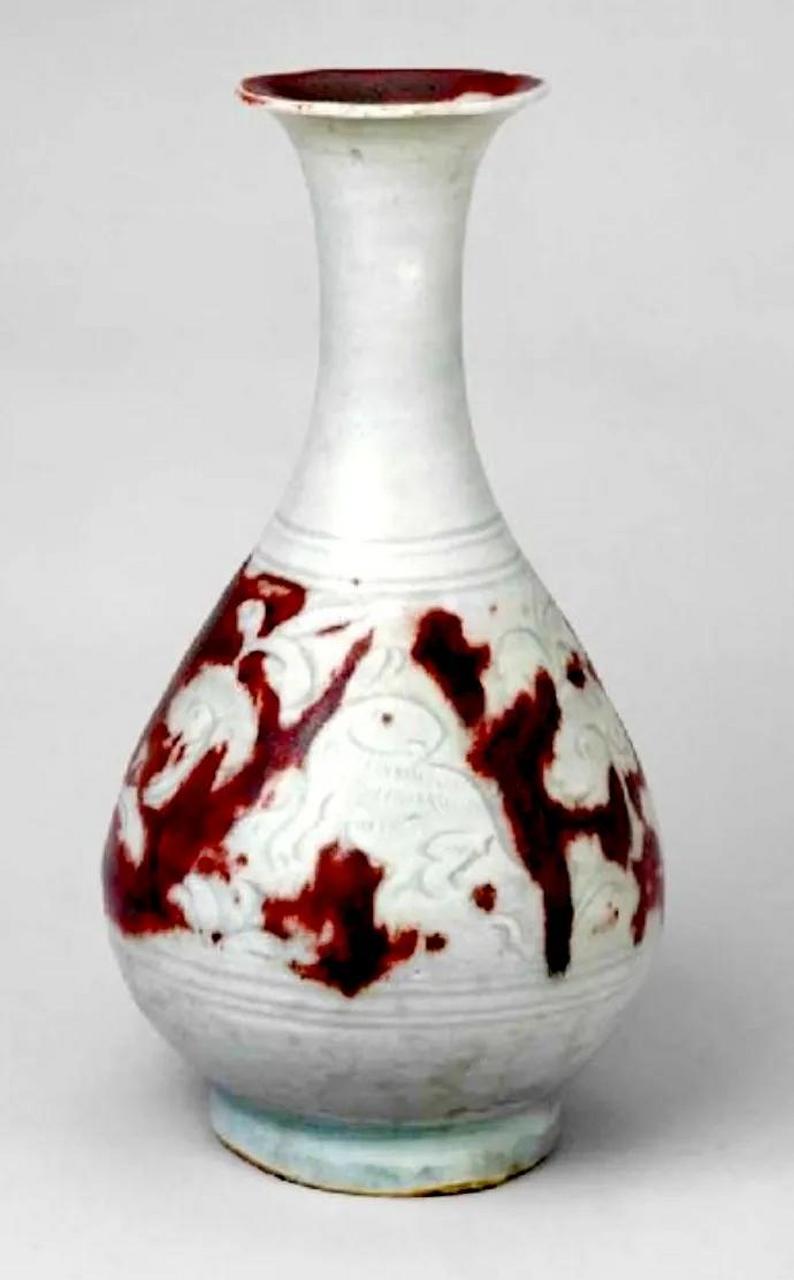 文物欣赏: 元 釉里红刻划兔纹玉壶春瓶  此瓶撇口,细颈,垂腹,圈足