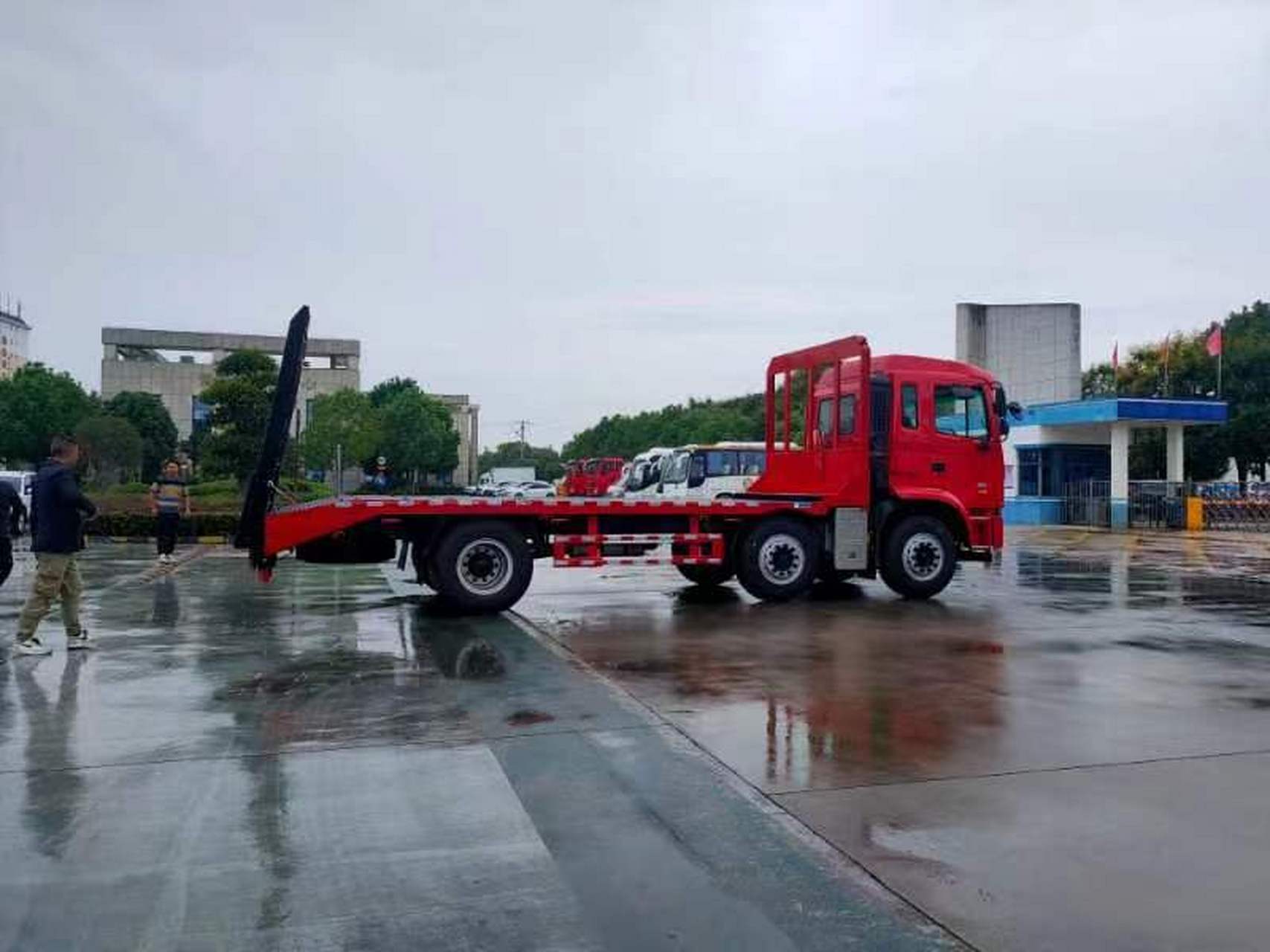 江淮小三轴平板车整型号为hfc5241tpbp3k3d35s,底盘配置为新款a5l半