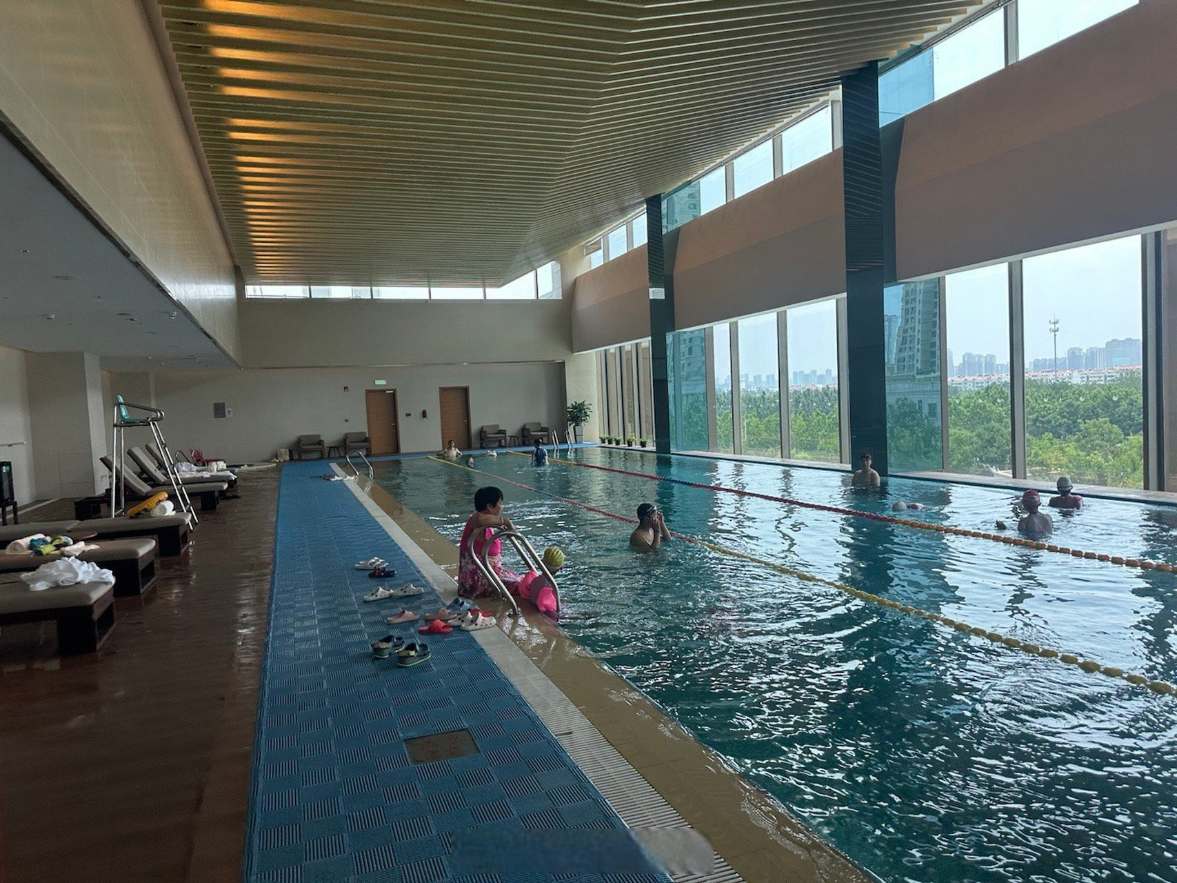 后续,又换到带泳池的烟台·烟台金海岸希尔顿酒店(宁波路店) ,一如