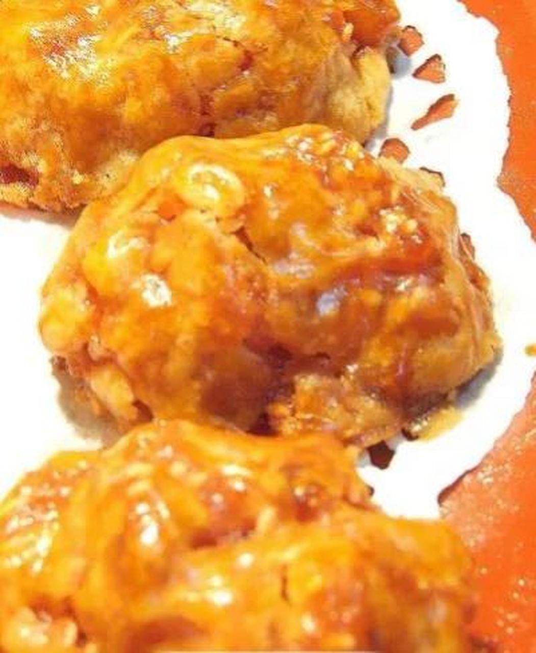 鸡仔饼是广东广州地区汉族传统小吃,是广东四大名饼之一,属粤菜系.