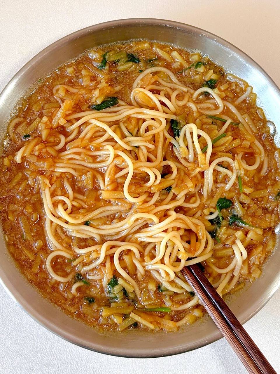 准备食材:土豆08,面条,香菜 16615热锅烧油,下入土豆丝炒至断