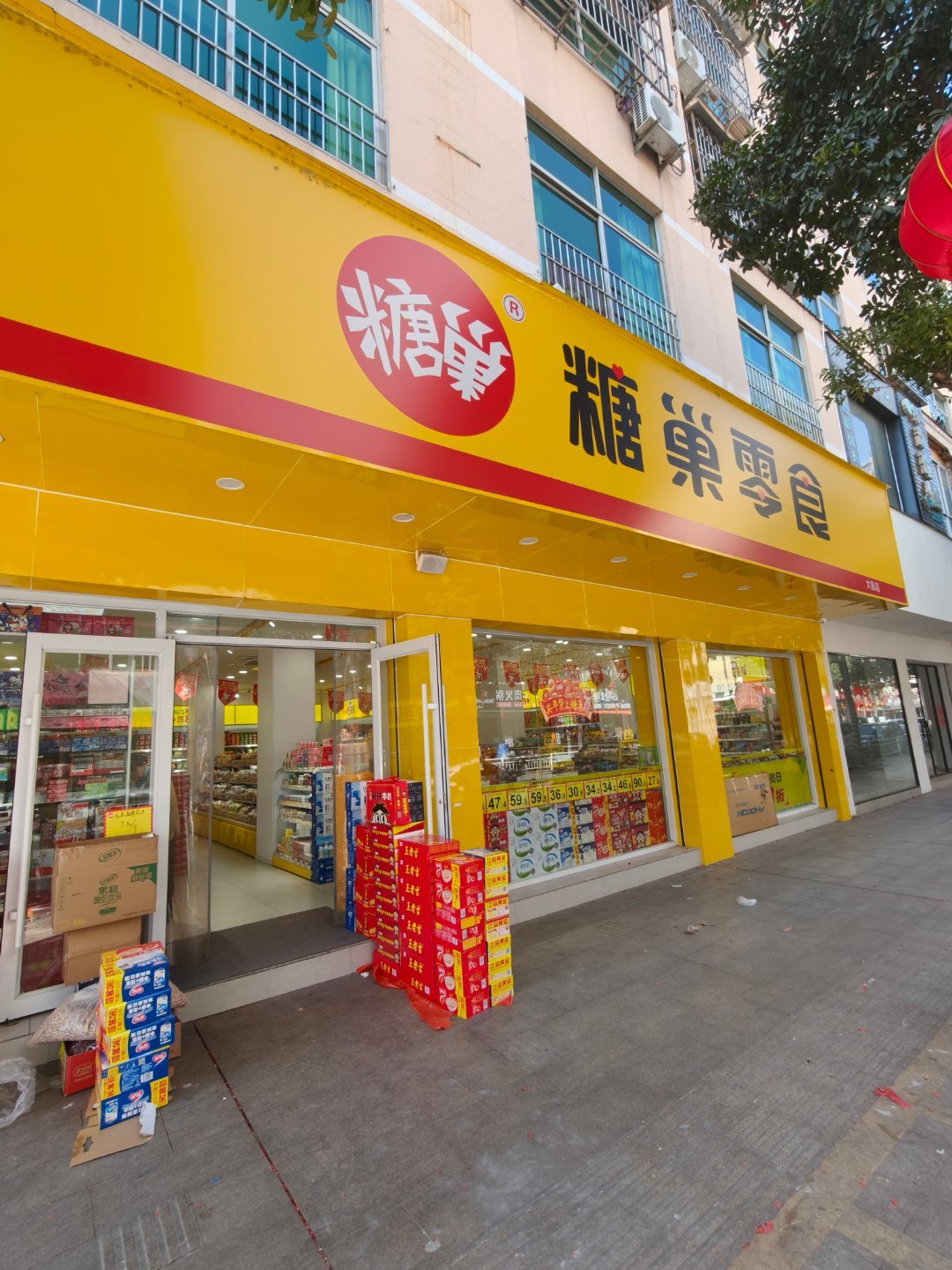 买可乐才1.7元一听,矿泉水都有最低7毛钱一瓶的,好便宜