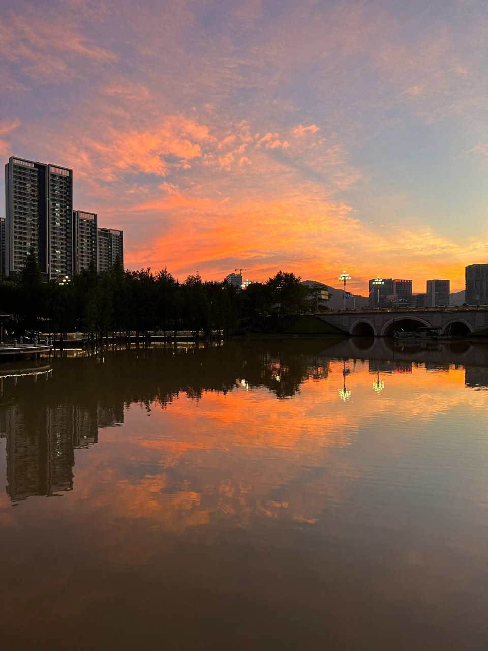黄埔凤凰湖晚霞·人少·过一段时间风景更佳 地铁01:14号线旺村站a