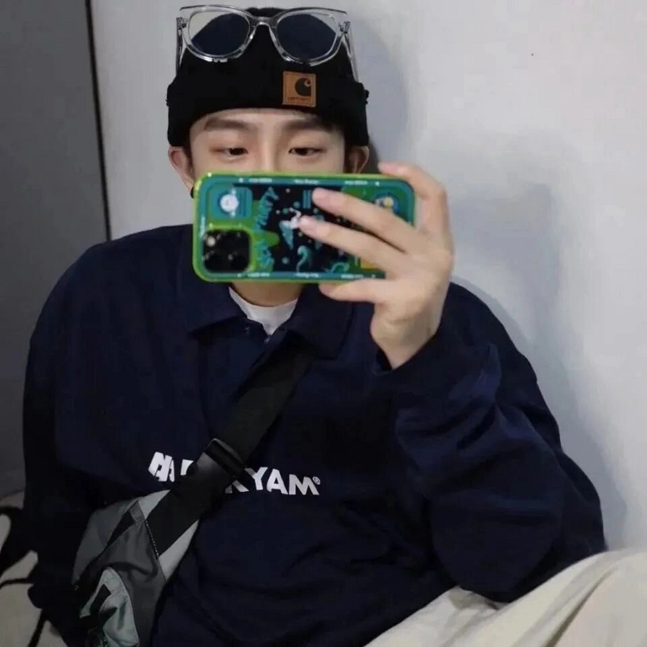 手机挡脸男头