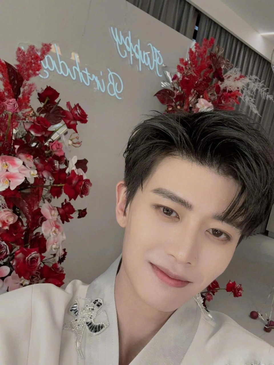 任嘉伦自拍照说不上来哪里怪怪的