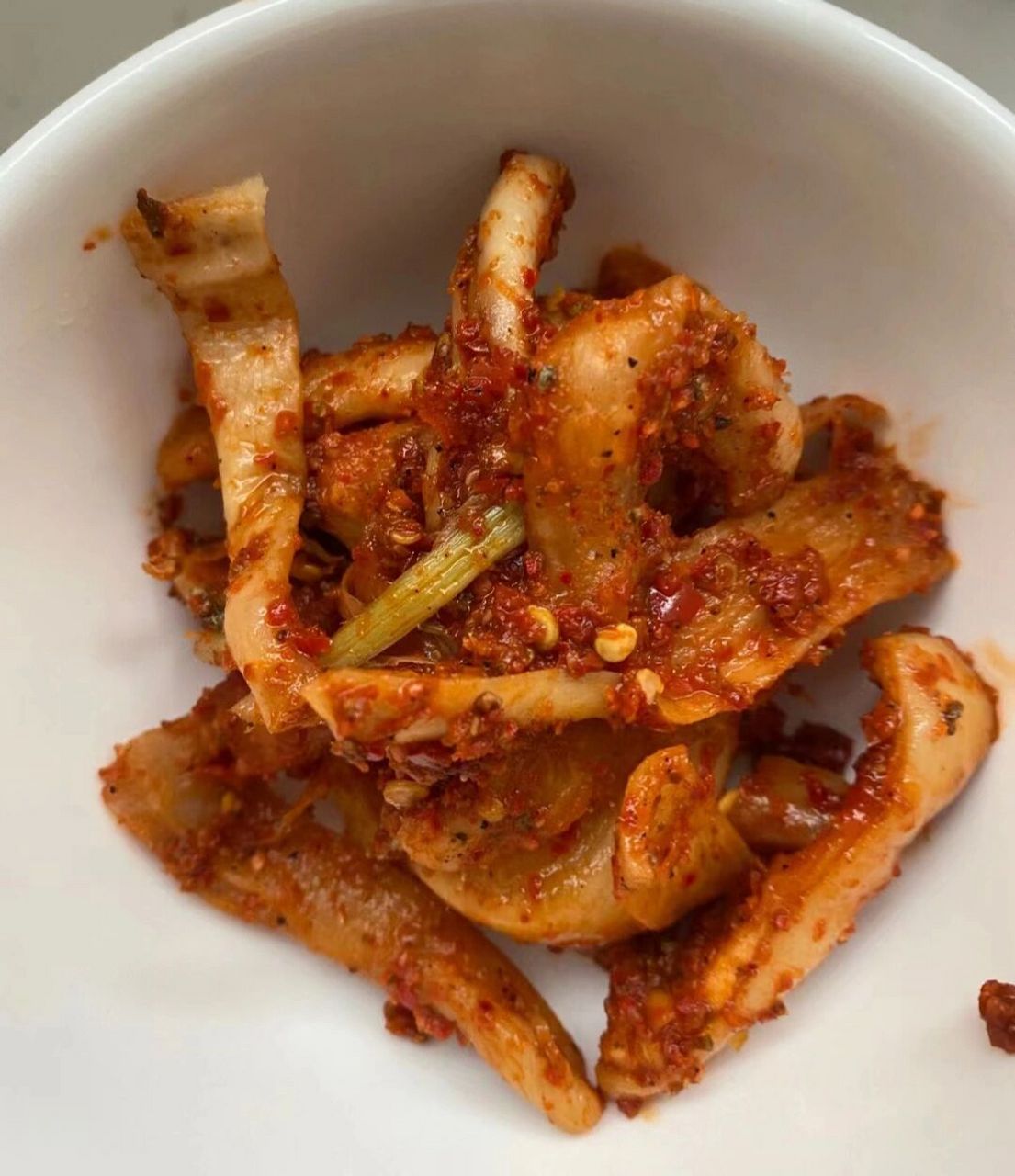 前几天出去寨子里闲逛遇到隔壁大妈家去年腌的萝卜条开封,我也去凑个