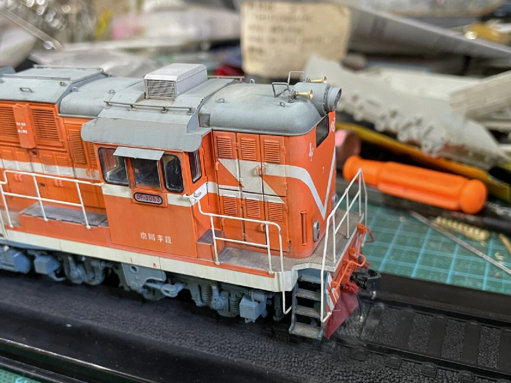 火车模型塑料感强怎么办,不妨给火车模型做作旧化吧.