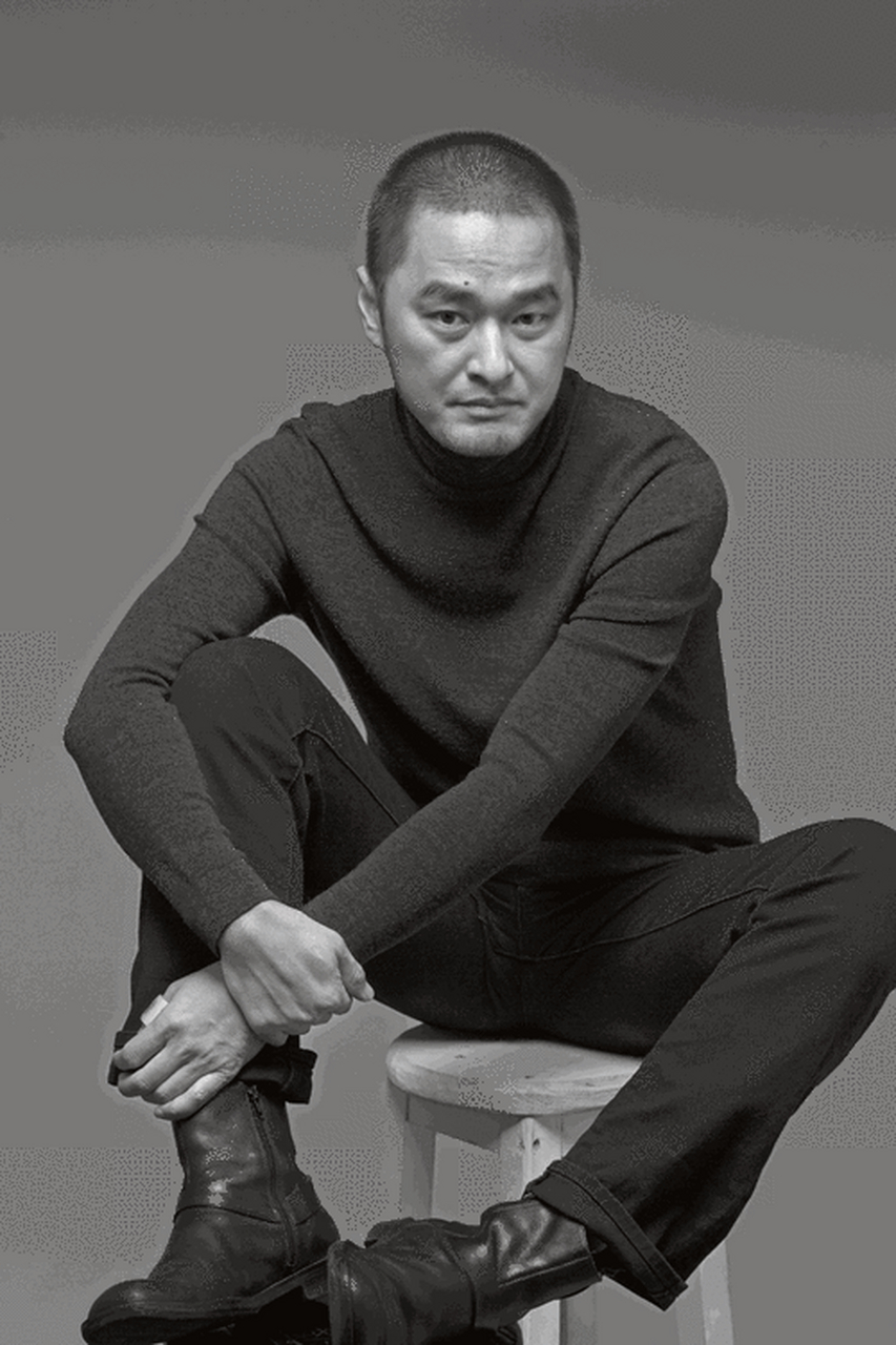 华润董事长出事的前几天,时任ceo冯唐正在家中喝茶,忽然,他脖子上佩戴