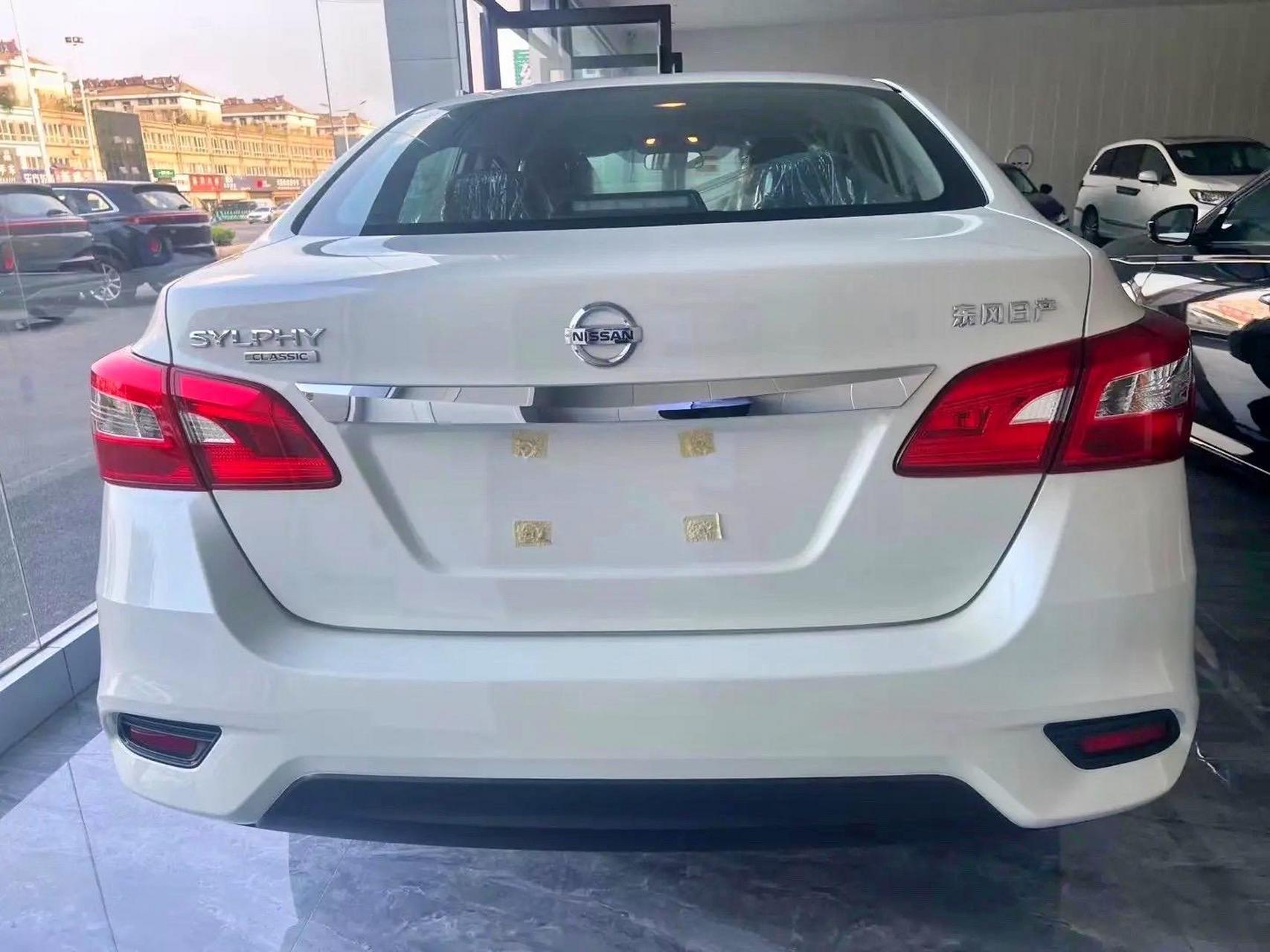 22款 经典轩逸舒适版  指导价108600(珍珠白 2000) 批发价76600 数量