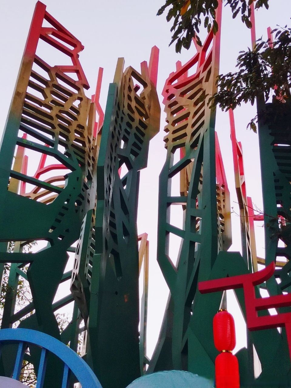 这是重庆园博园东门中央一处装置景观,采用钢板焊接而成,远处看像一颗