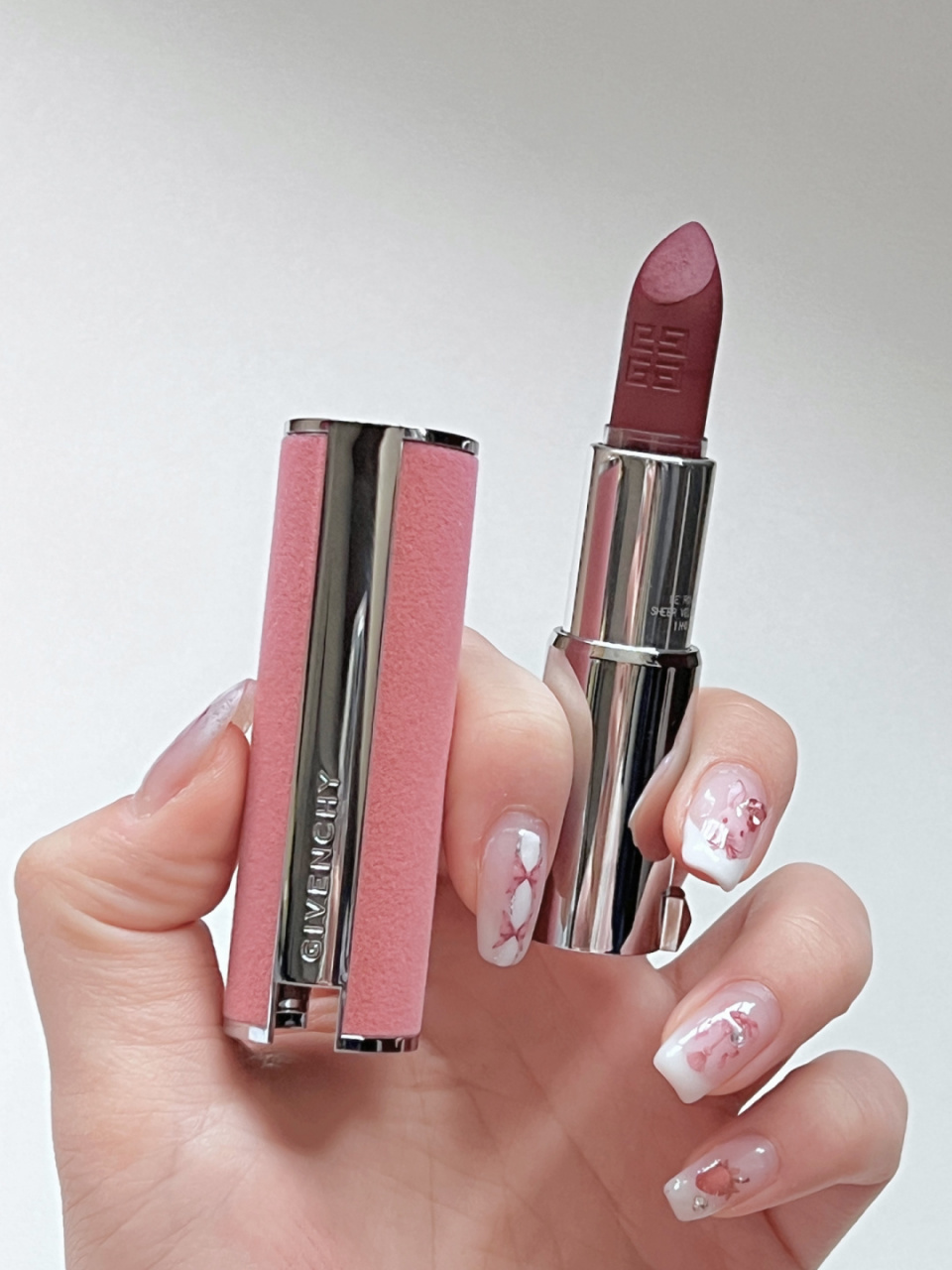 纪梵希的n39的真的锁死了98 整体的口红色调是偏紫色调的 薄涂有一