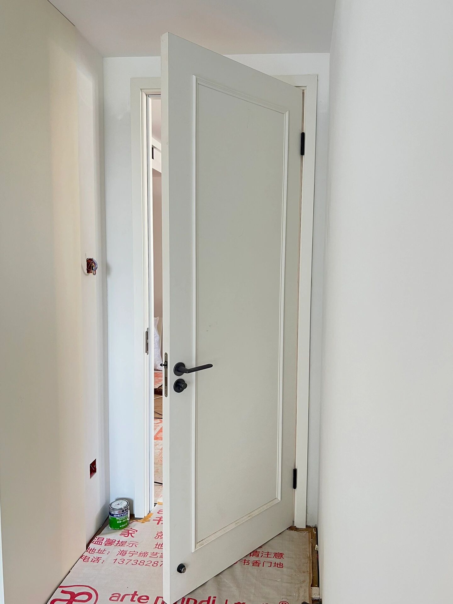 梦天木门好不好,看看细节就知道 🎨颜色 宫廷白:明度更高的白色