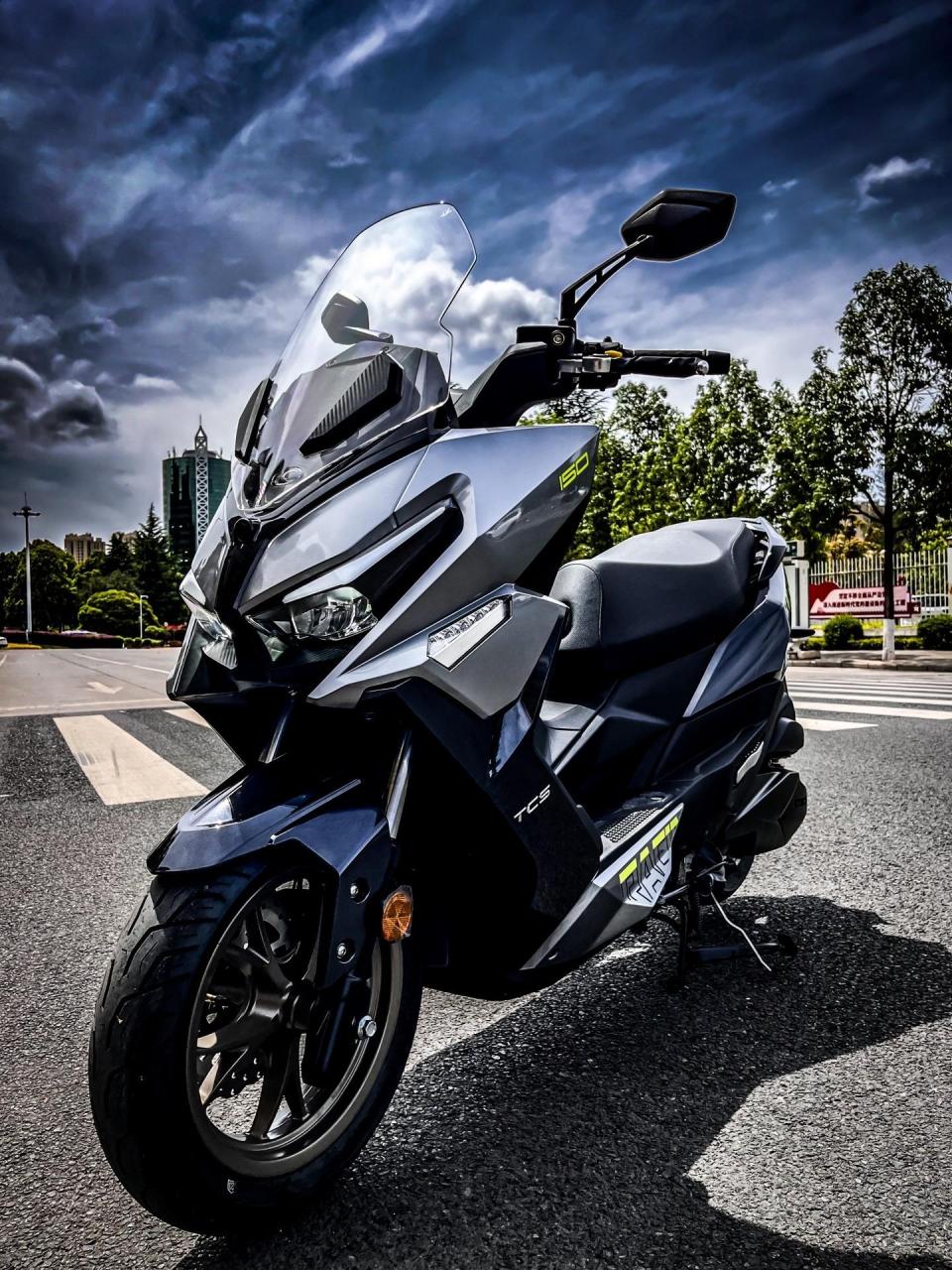 裸车售价:16660 引擎型式 :4vfi 正水冷 长宽高   :1957mm*787mm*1297