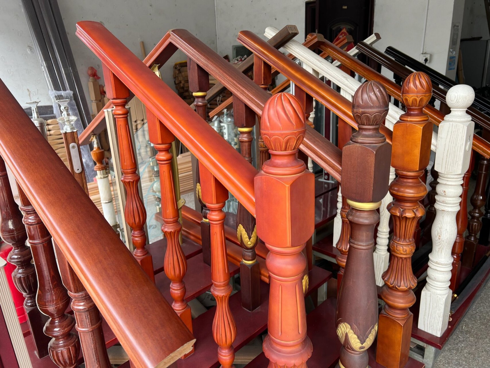 专业安装实木楼梯扶手 各种阳台护栏,价格实惠,欢迎联系.