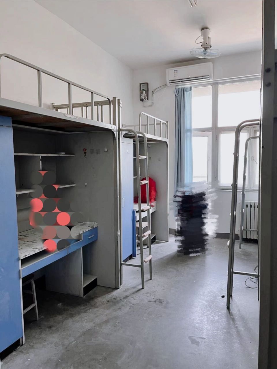 河北师范大学研究生宿舍 四人间上床下桌,双开门大衣柜开放式阳台,独