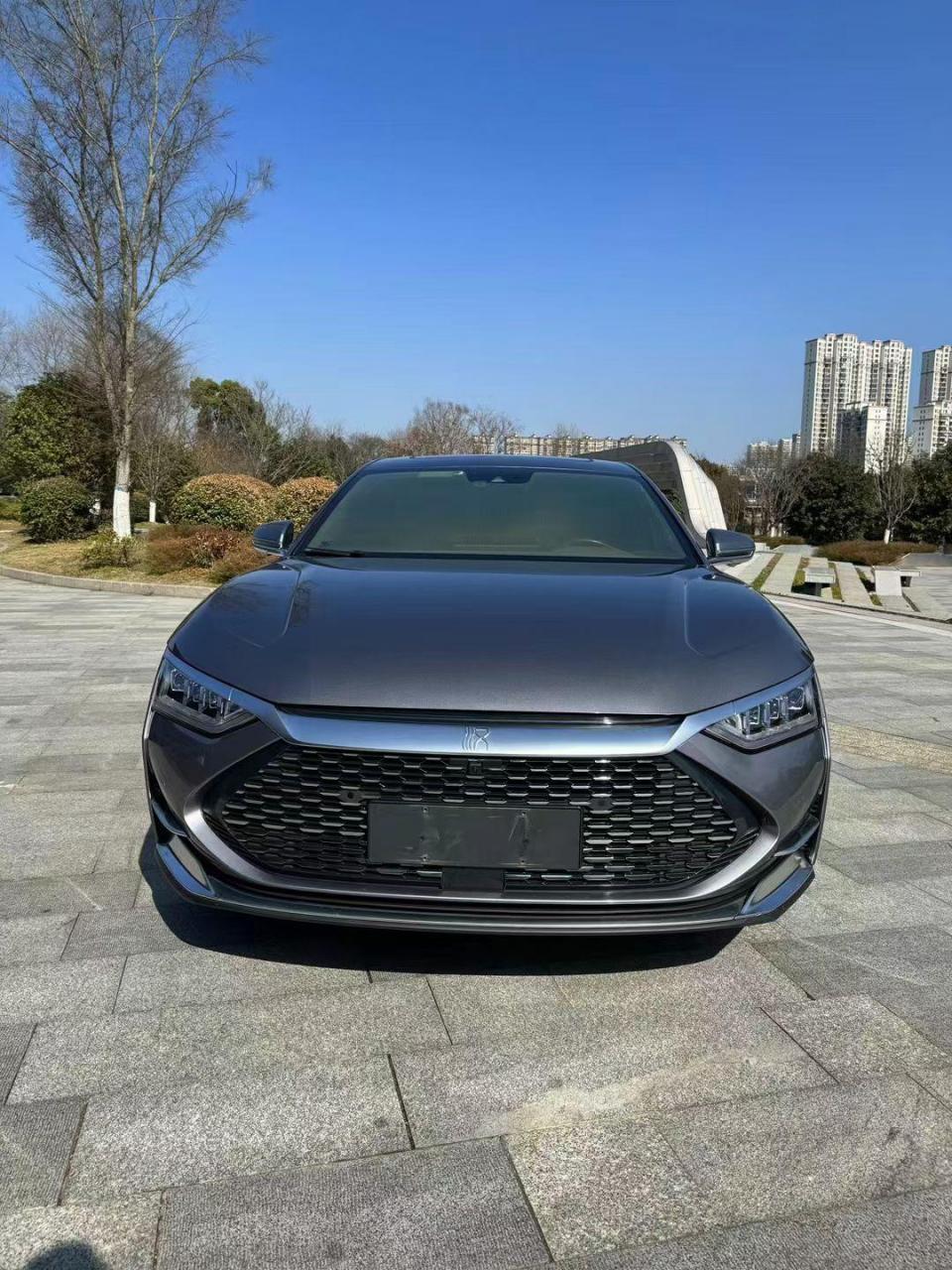 新到21年7月上牌比亚迪汉dm,四驱性能尊贵版,新车指导价242800元,配置