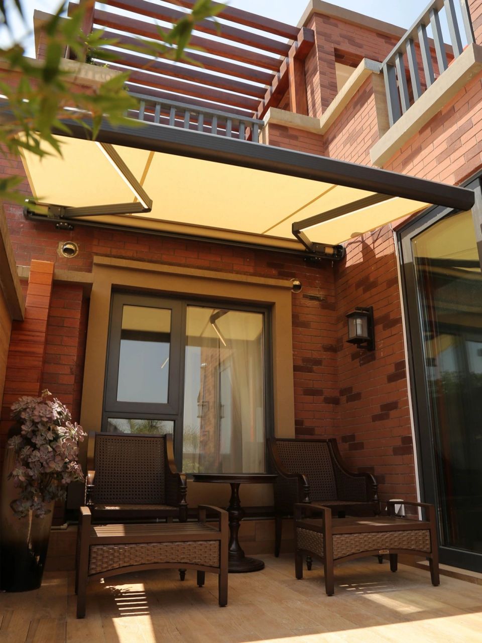 户外伸缩遮雨棚,不再受风雨阳光的侵扰 重庆的夏天阳光毒辣,风雨来袭