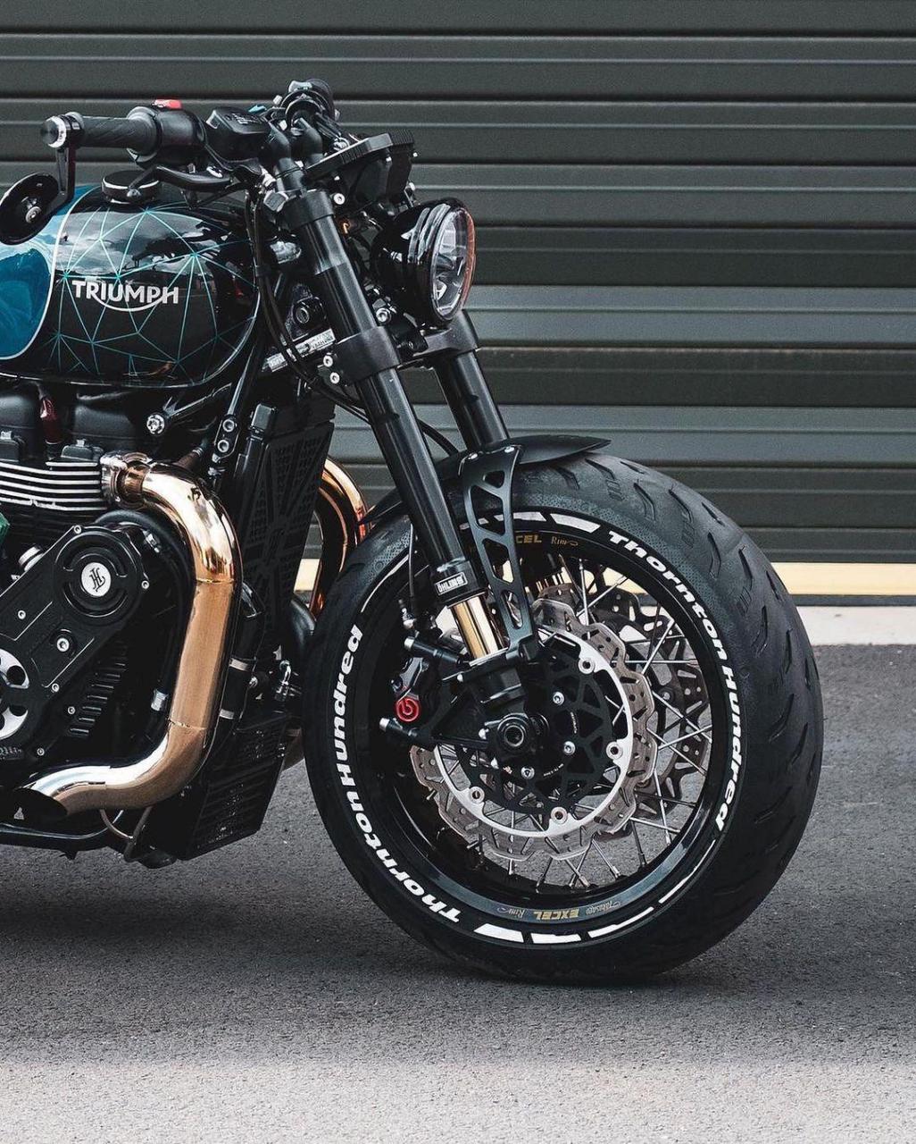 triumph bobber#凯旋bobber #改装机车 #机车 #复古摩托 #机车摄影