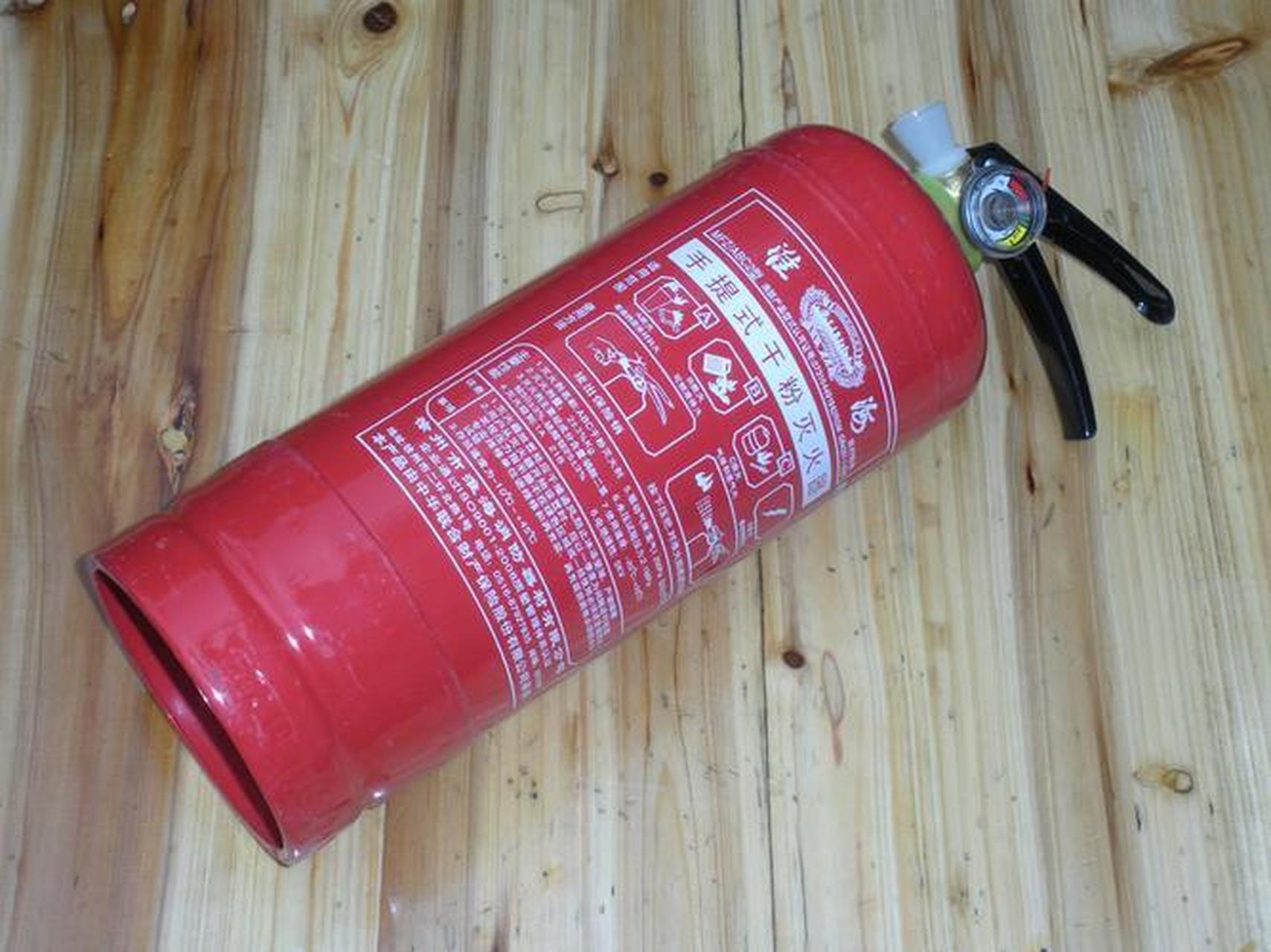 给大家介绍几种常见的实验室会配备的灭火器 泡沫灭火器.