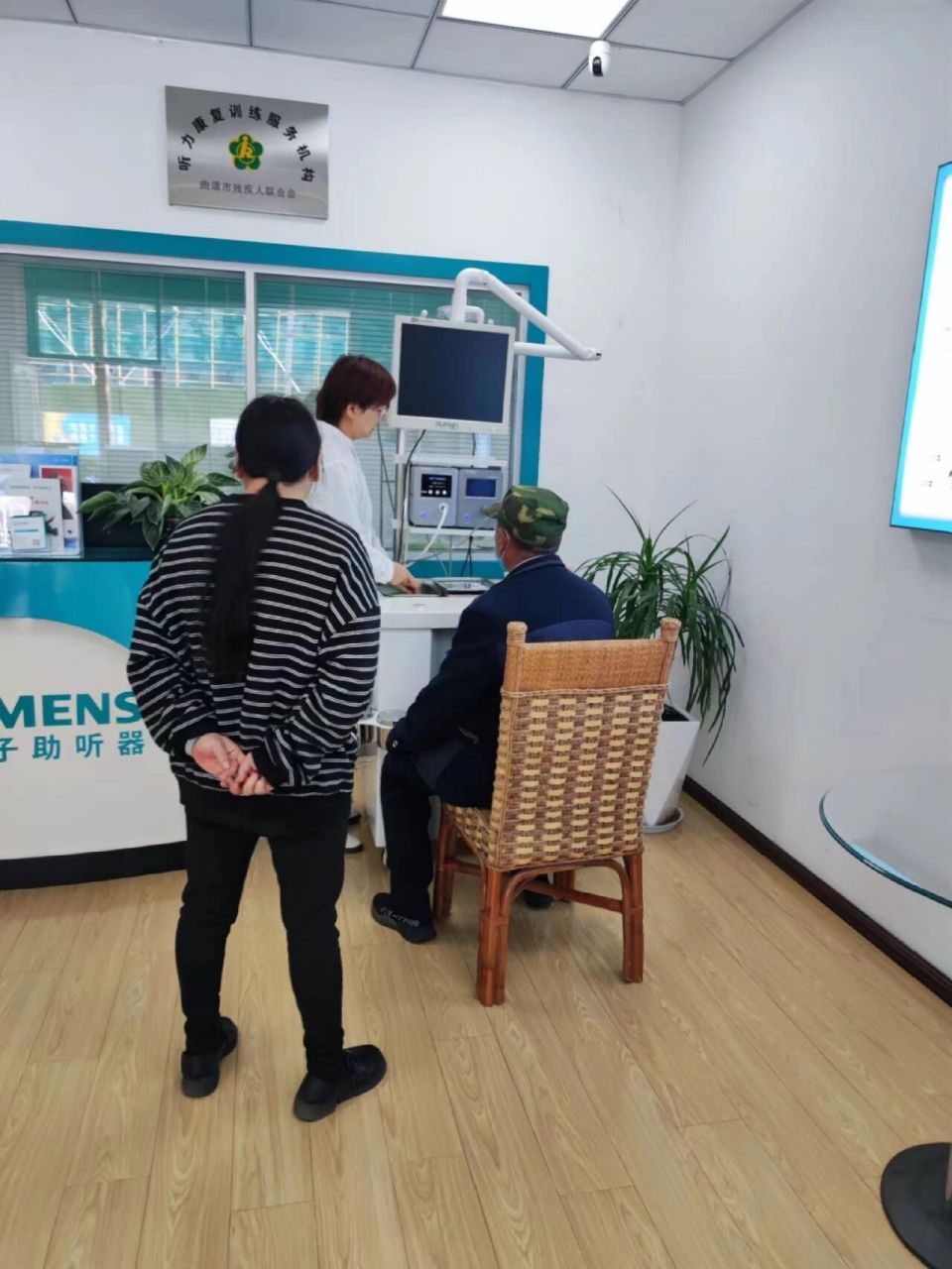 耳镜检查怎么做 在进行耳镜检查时,受检者侧坐,检查者将额镜光线集中