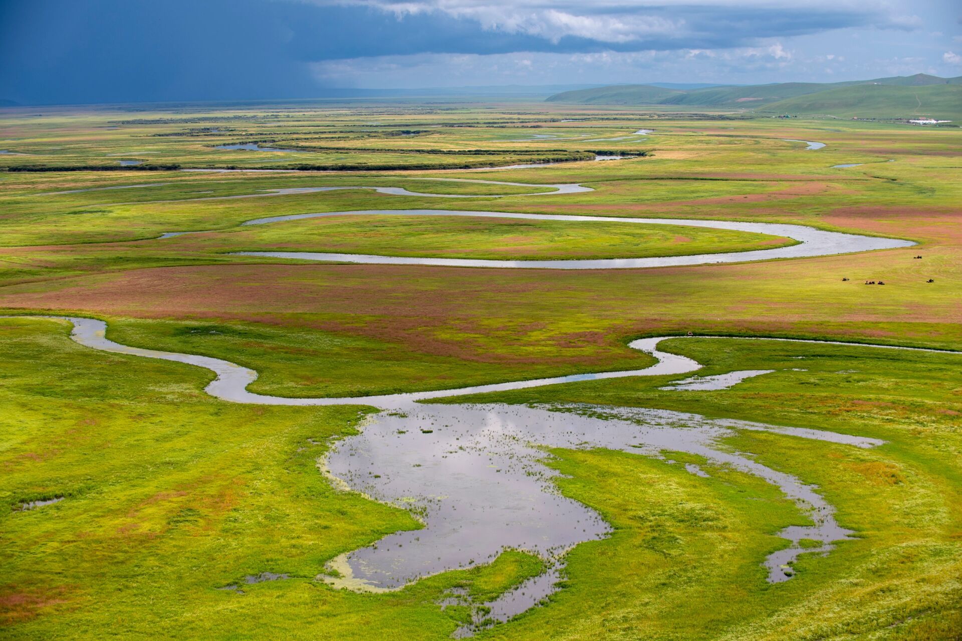这里的山叫不儿罕山,它可是蒙古国国祭圣山.