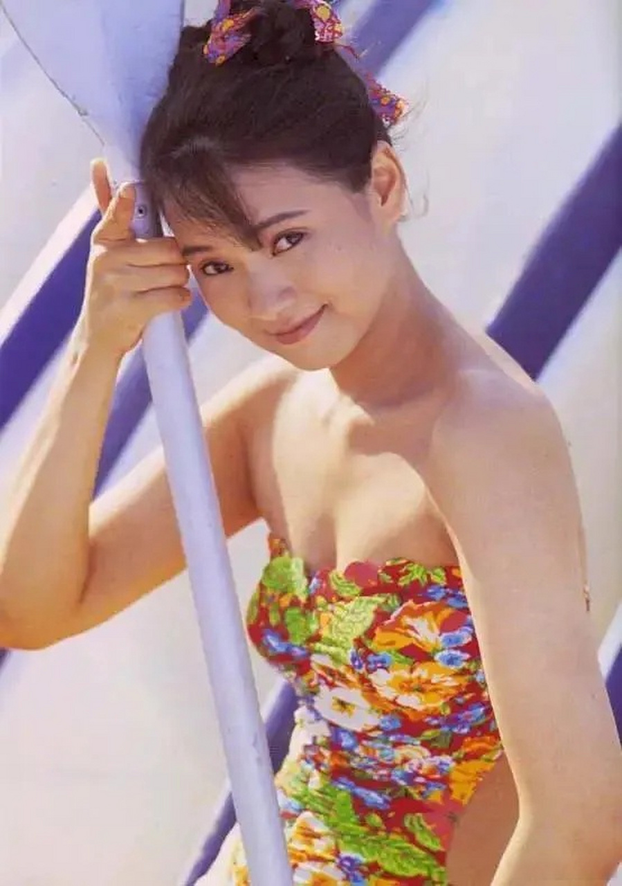 伊能静早期泳装照#7月29日,有媒体在社交平台上晒出伊能静早期的泳装