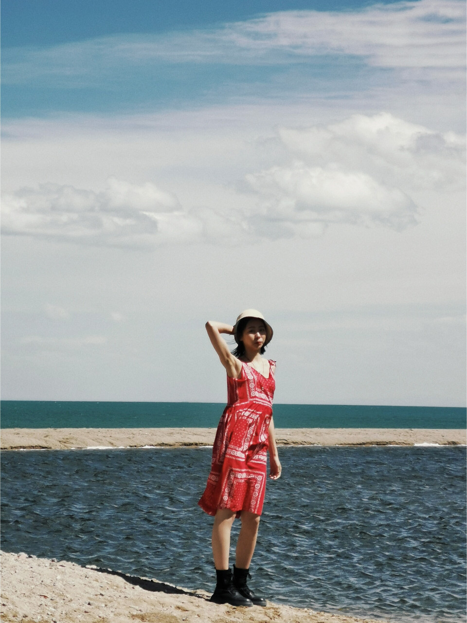 青海湖拍照穿搭与姿势分享 rt 衣服尽量选红色/白色/黑色,不容易融入