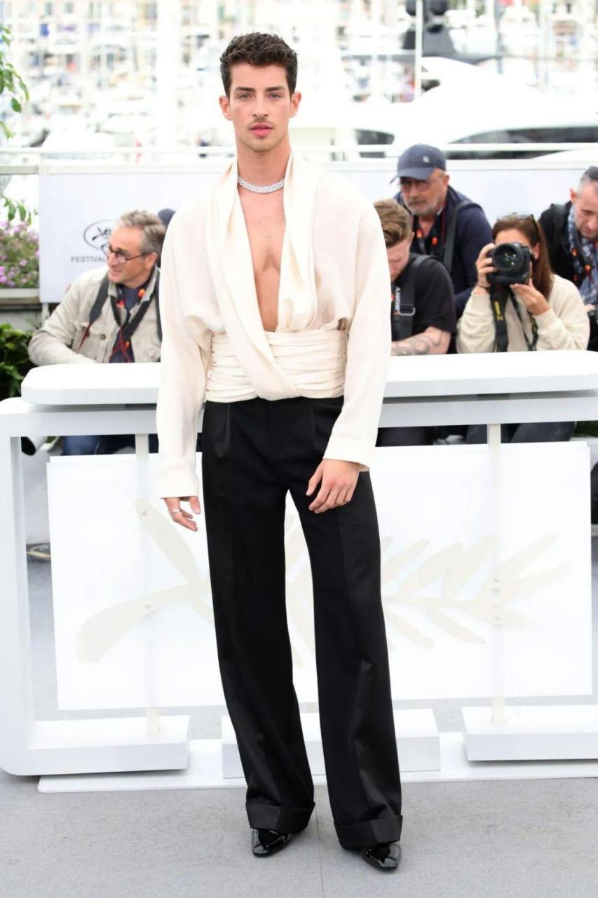 西班牙男演员 manu ríos(马努·里奥斯)穿着时尚品牌圣罗兰 saint