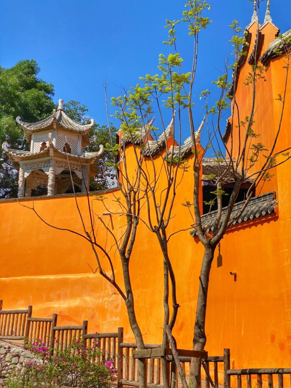 走进西昌市海南街道办大石板村 这里古色古香  独具特色的民宿错落有