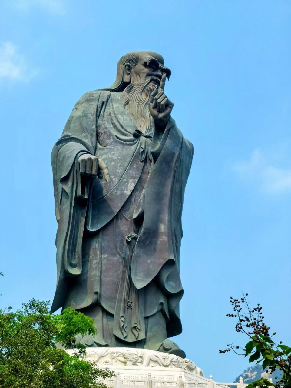 崂山太清宫老子像 老子左手指天右手指地.何意?请大家评论区留言.