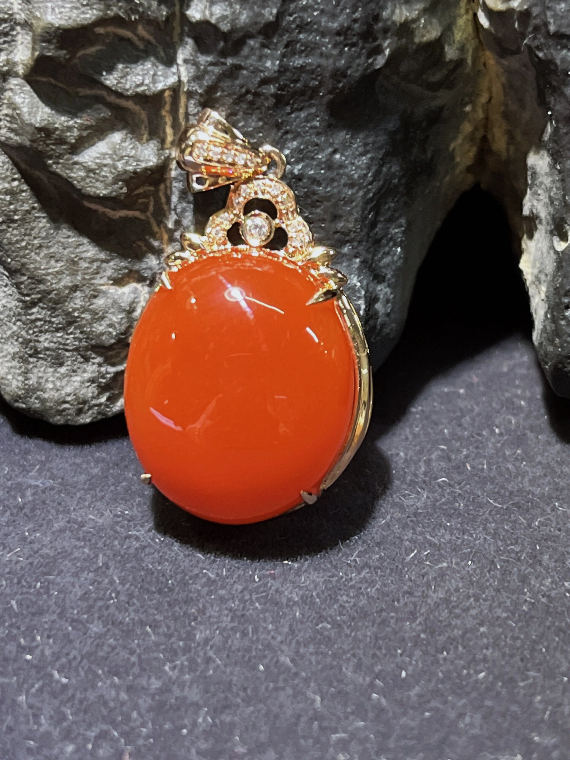 南红镶嵌吊坠简约而不失时尚