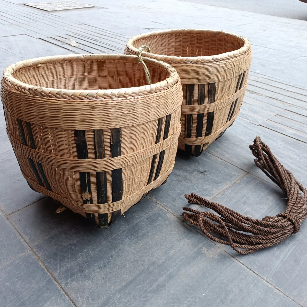 竹编箩筐 在重庆及四川部分地区交际中,普通话中的箩筐在四川重庆叫做