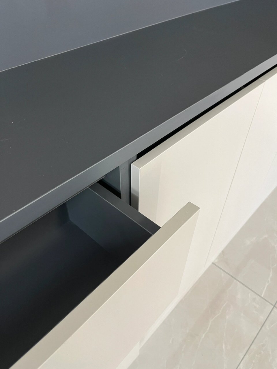 抽屉和柜子都是设计的无拉手