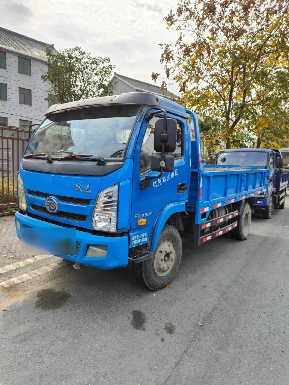 浙a蓝牌4.2米的平板自卸车.