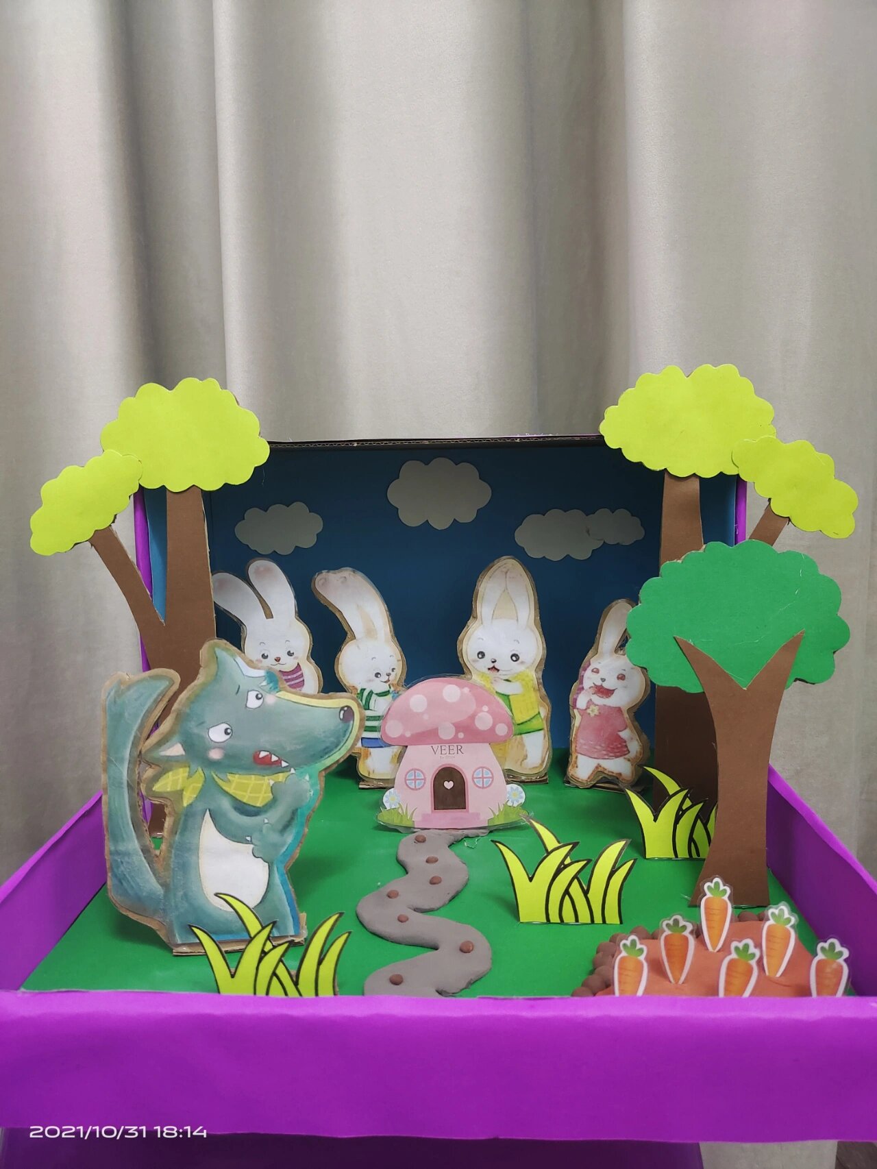 小兔乖乖故事盒 拿一个鞋盒,包上卡纸,然后大灰狼 三只兔子和兔妈妈