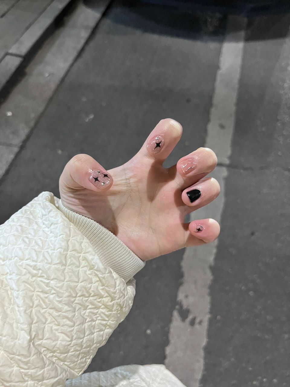 nails share|甜酷黑粉美甲9494 甜酷风美甲真的很吸晴呀~ 太显白