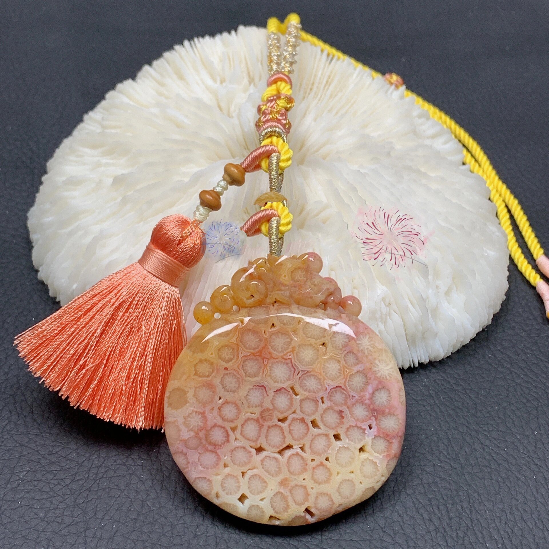 珊瑚玉雕刻件～ 西柚色系～晶洞共生骨骼花